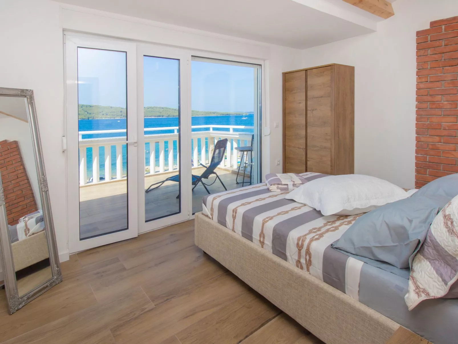 "Appartement Nr. 5".-Binnen