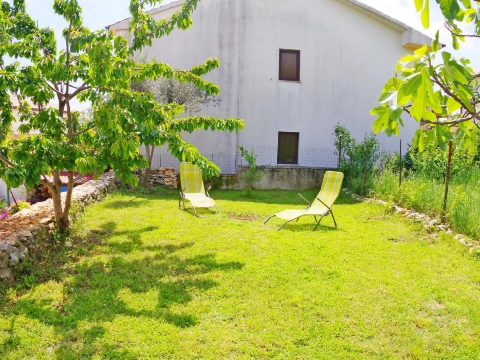 Mit privatem Schwimmbad-Buiten