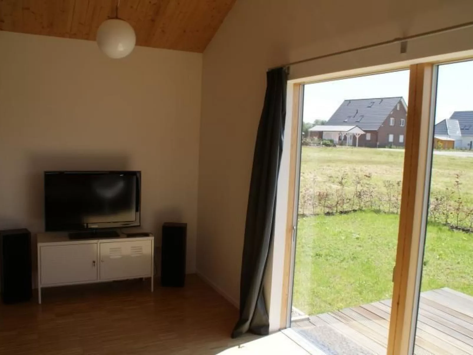 Strandnahes Ferienhaus mit Terrasse und Stellplatz-Binnen