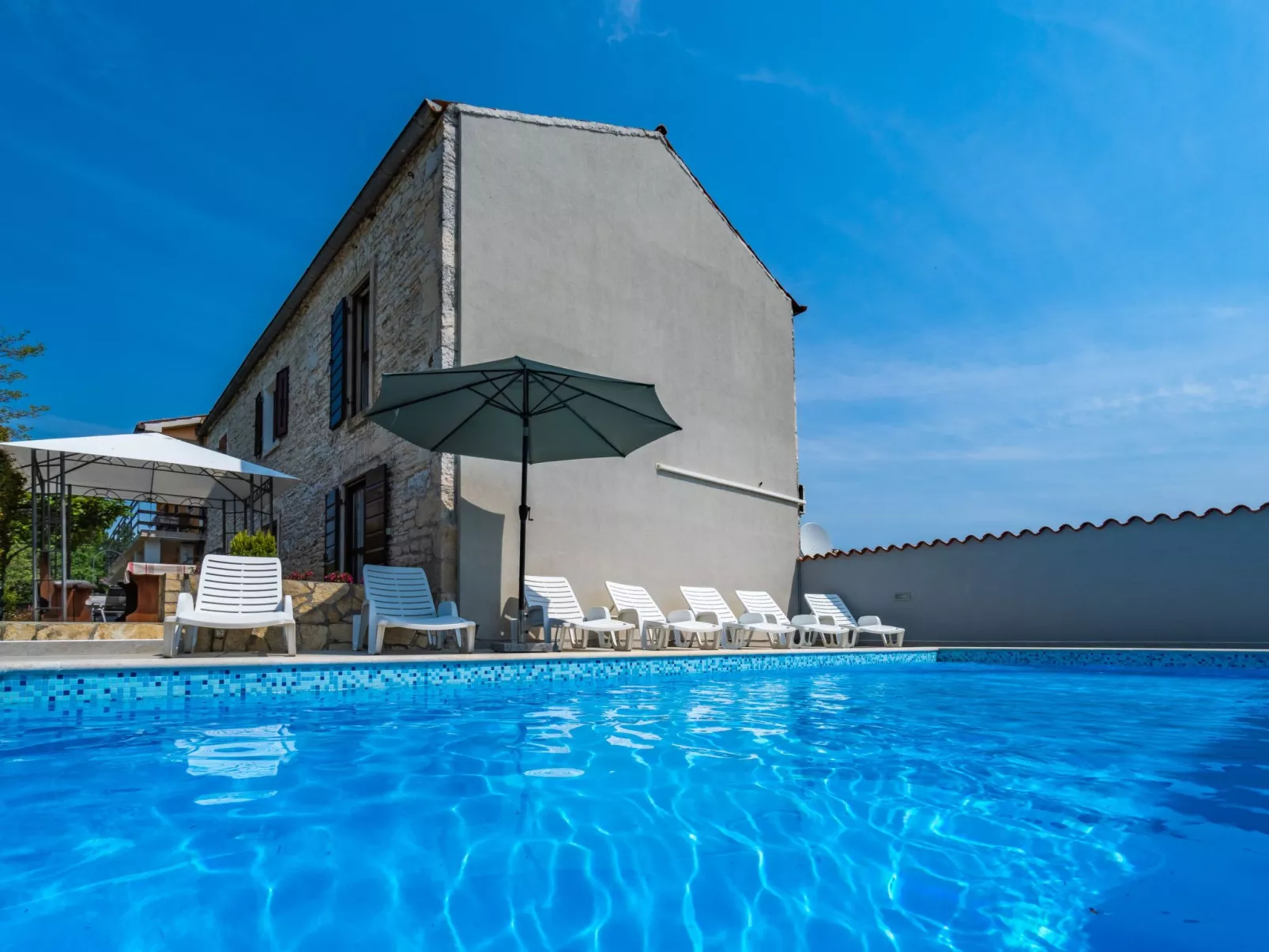 Schönes Haus mit großer grüner Umgebung, Pool-Buiten