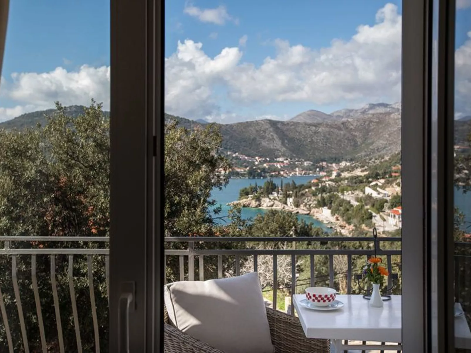 Mélanie C im ersten Stock einer Villa am Strand - Buiten