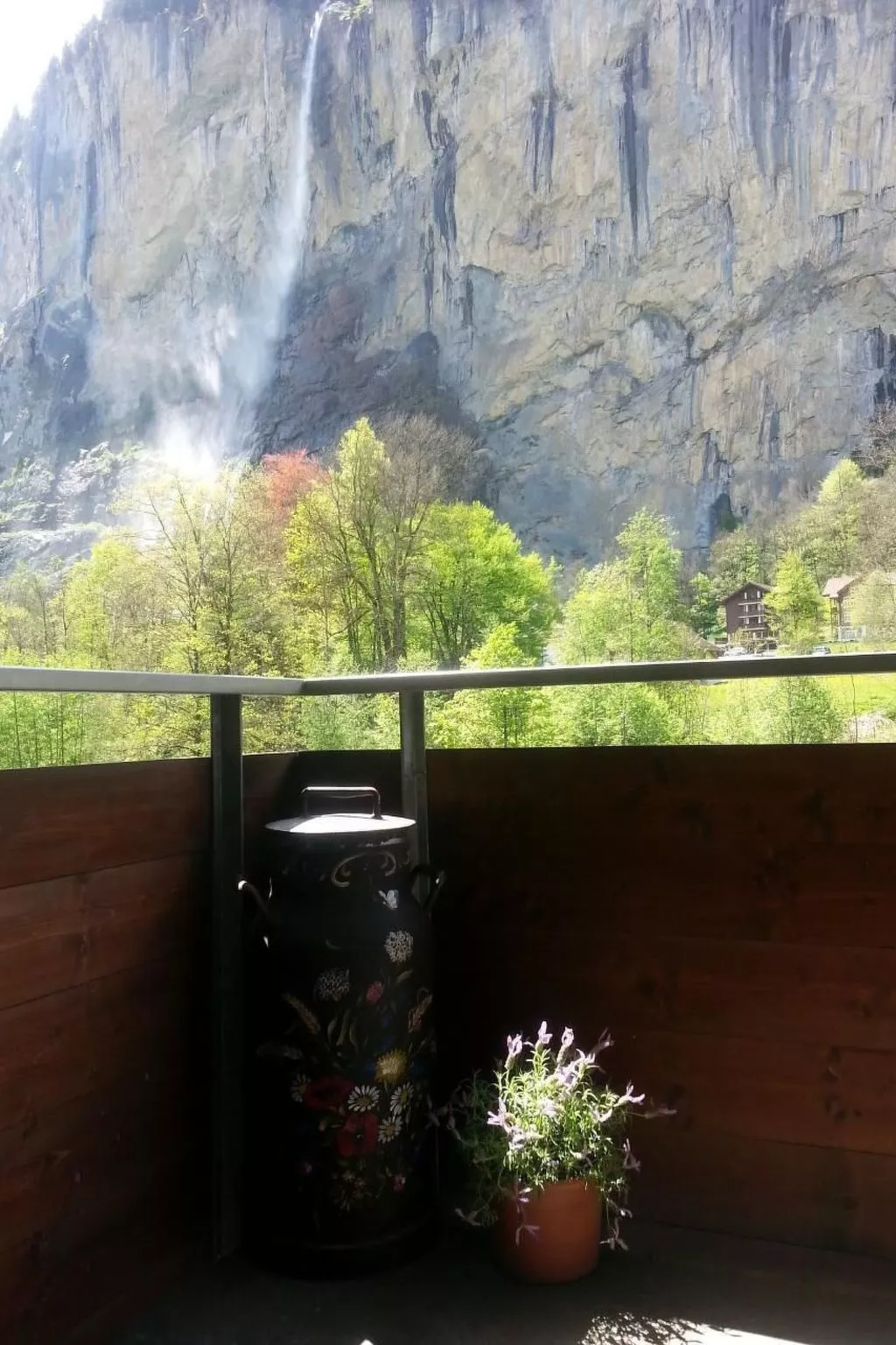 Gegenüber den Staubbach Wasserfällen-Binnen