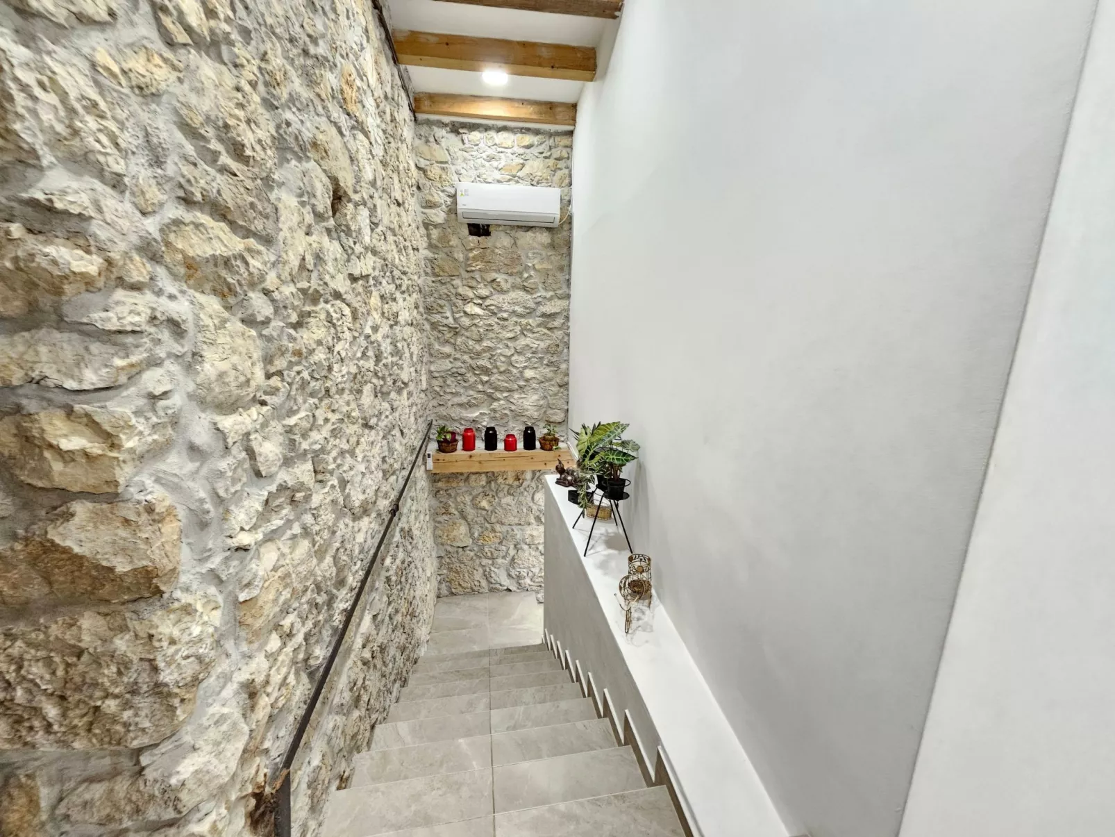 Steinhaus mit privatem Außenpool-Binnen