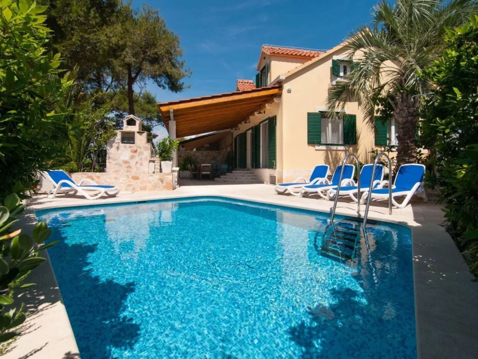 In Mirca mit Privatem Pool-Buiten