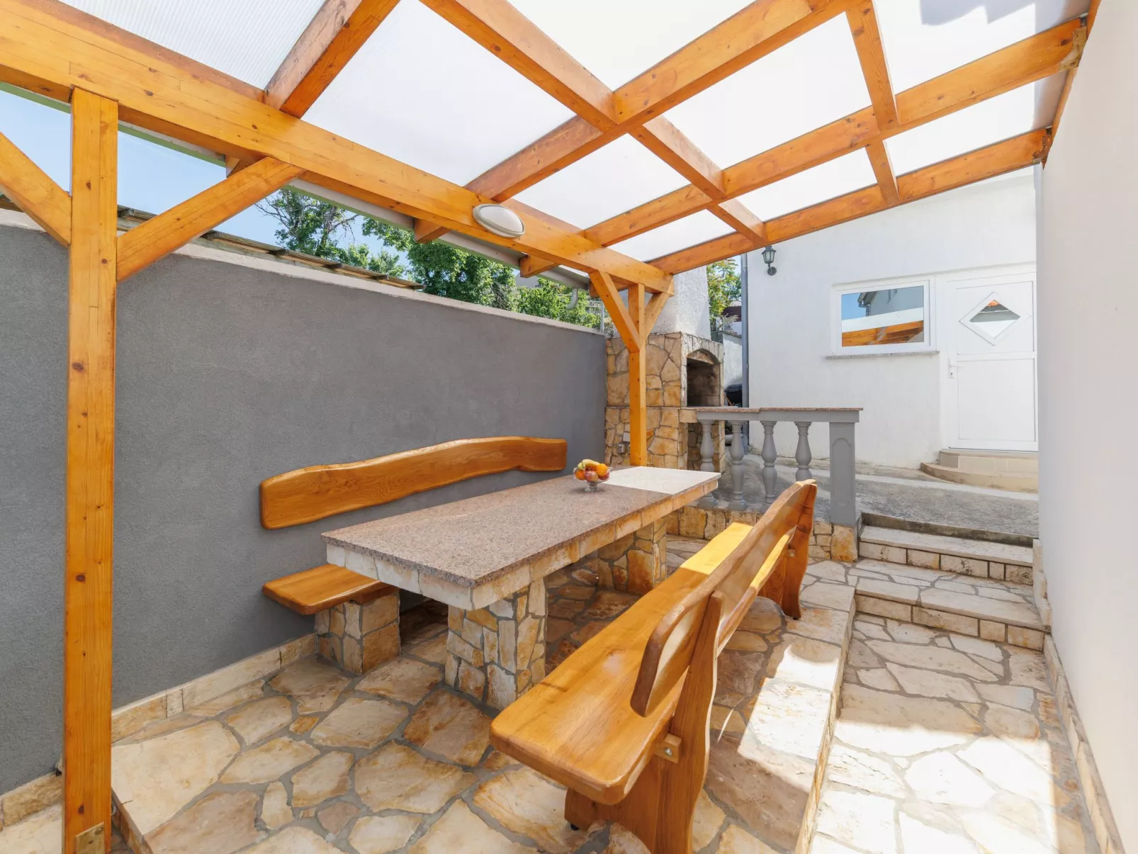 "Zara" mit Blick auf das Wasser-Binnen