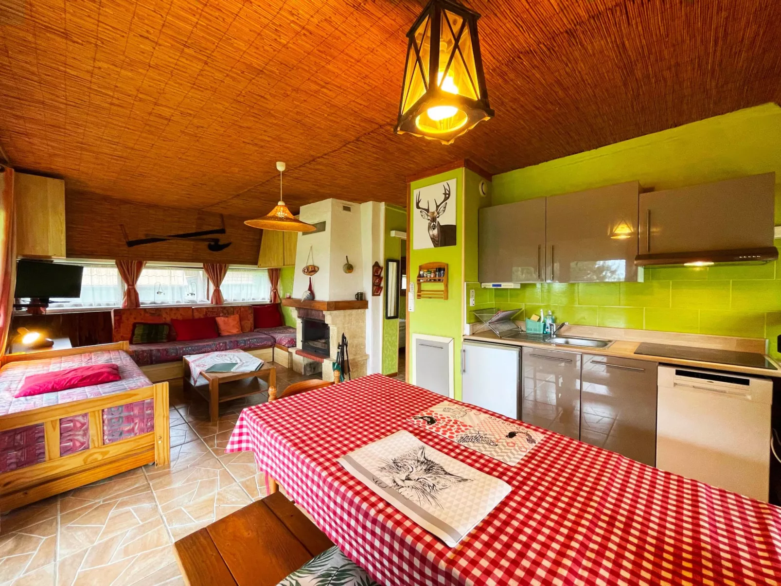 Charmantes Ferienhaus mit gemeinsamem Grill-Binnen