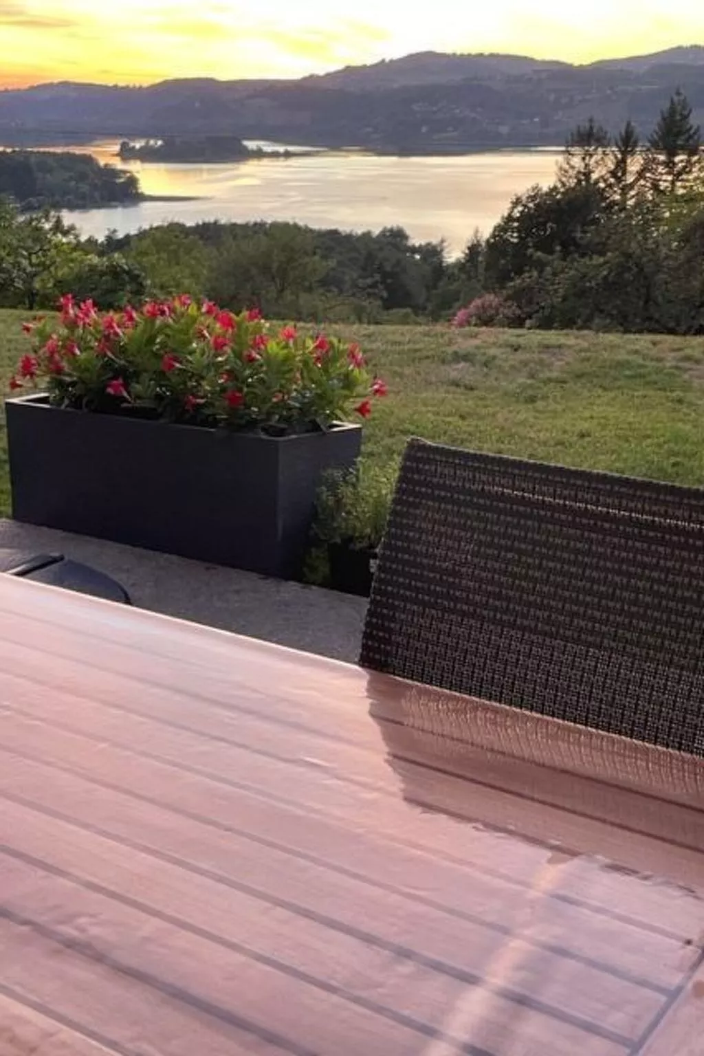 In Aiguebelette-Le-Lac mit Garten, Terrasse und Grill-Image-tags.info