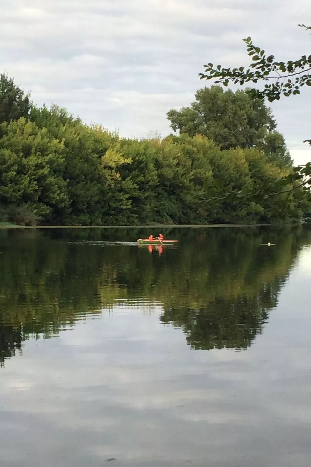 Schloss mit Überlaufpool an der Dordogne-Binnen