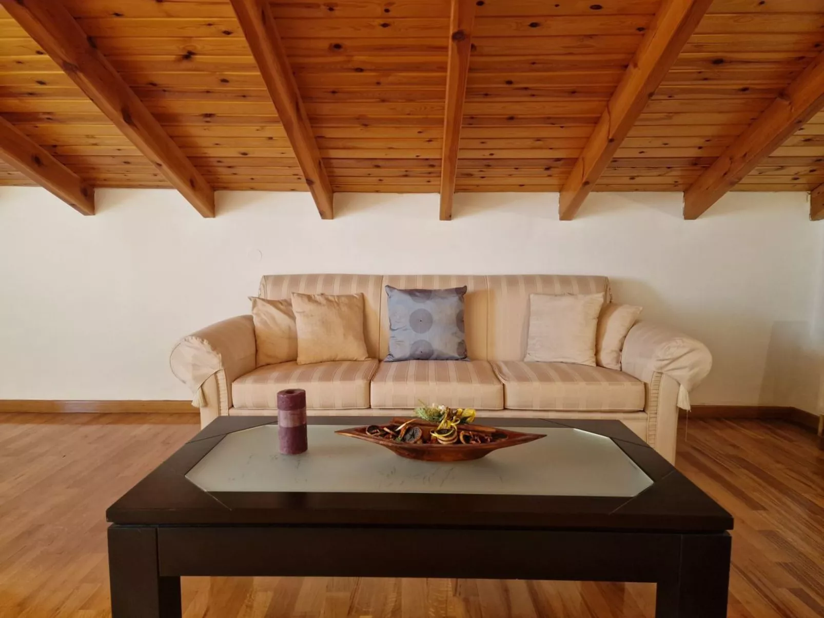 Vollständig umschlossene und großzügig angelegte dreistöckige Ferienvilla mit f-Image-tags.info