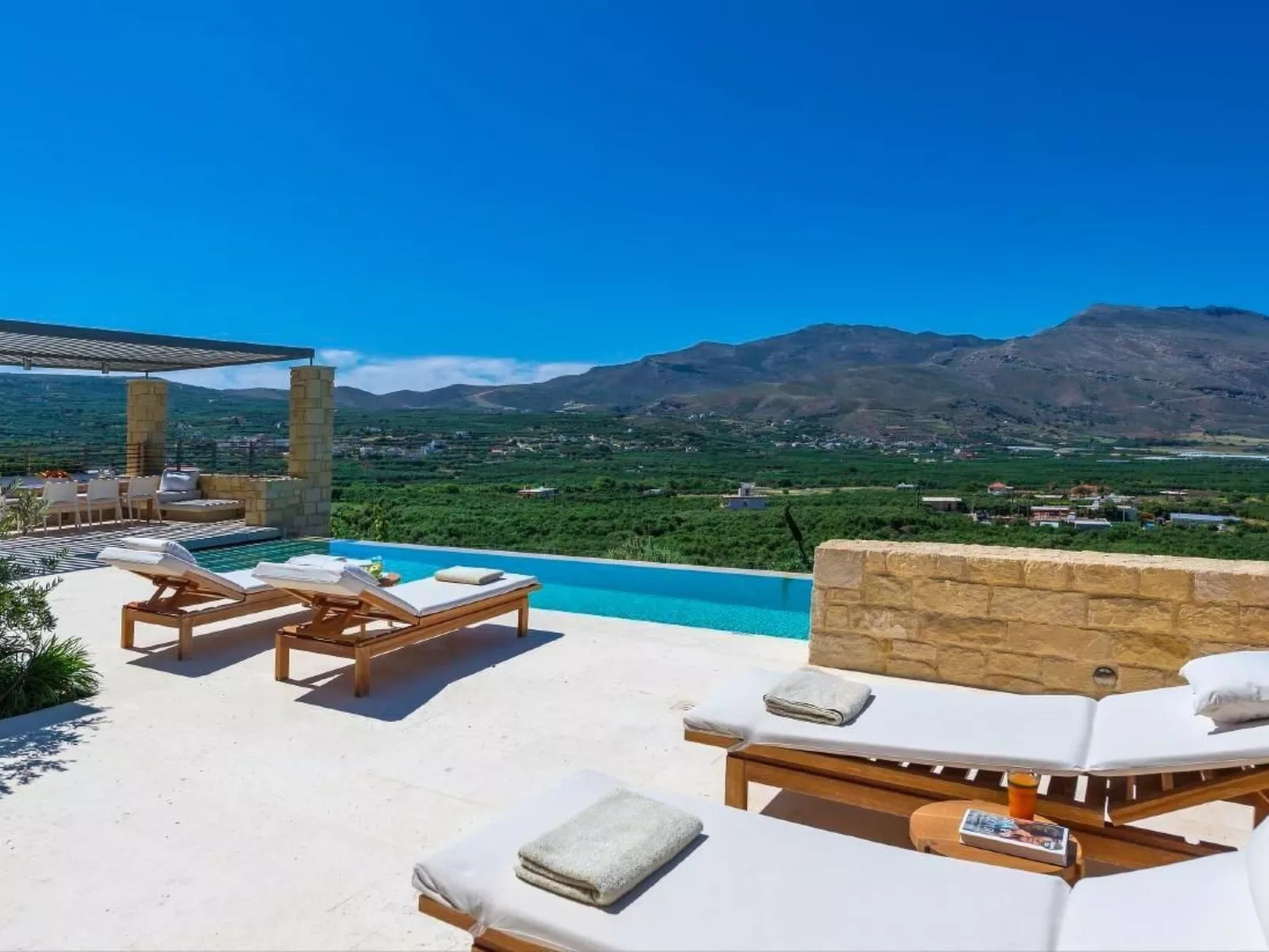 "Villa Charisma" mit eigenem Pool-Binnen