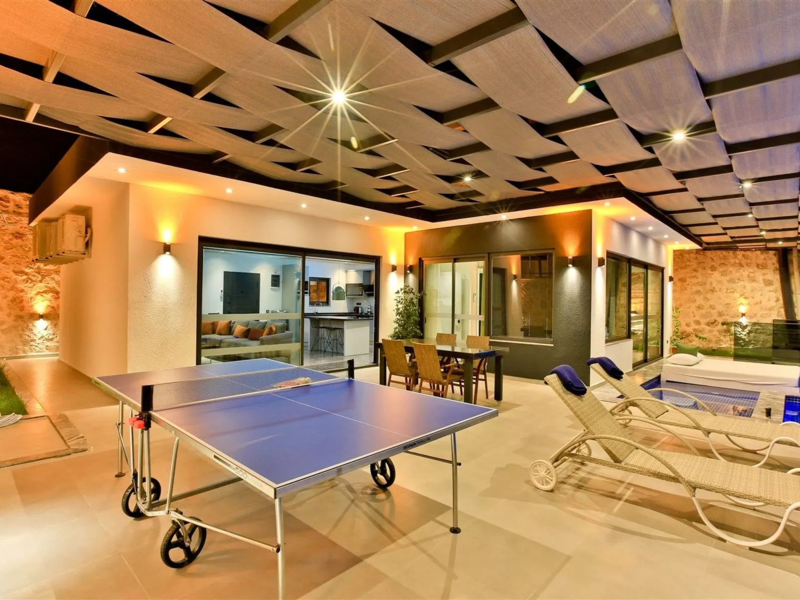 Mediterranean 1-Binnen