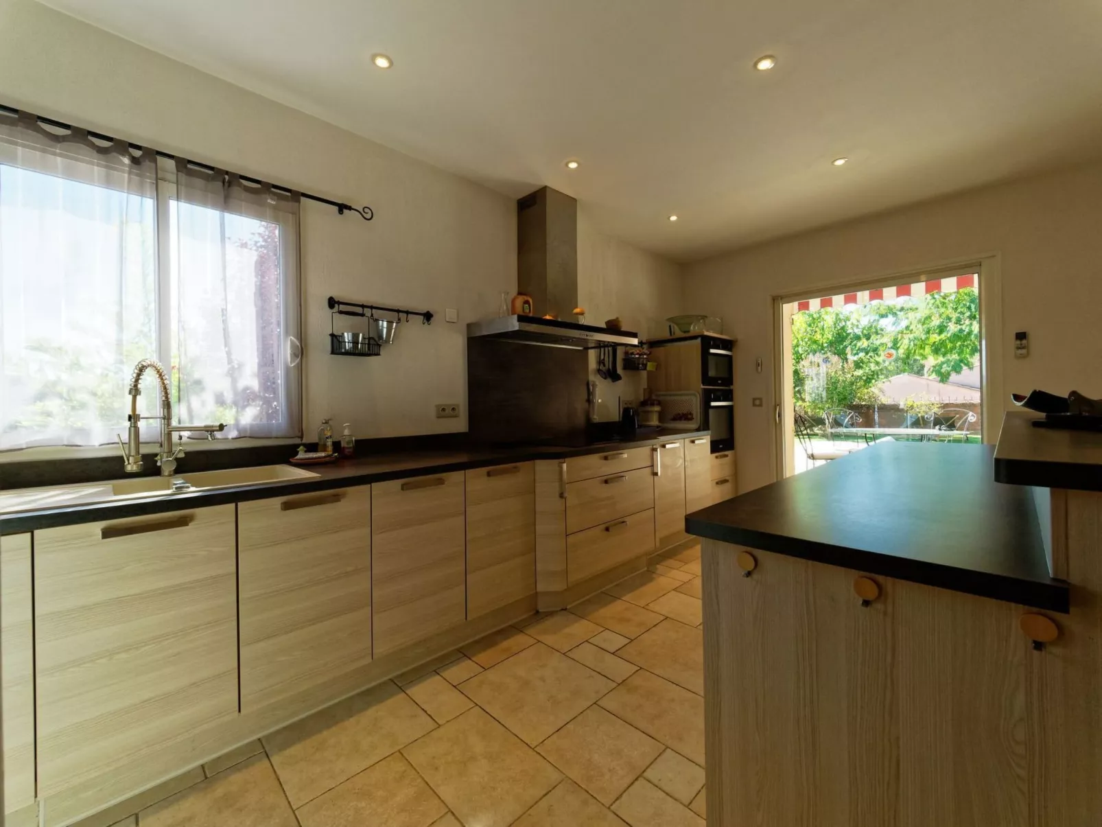 Mit eigenem Pool-Binnen