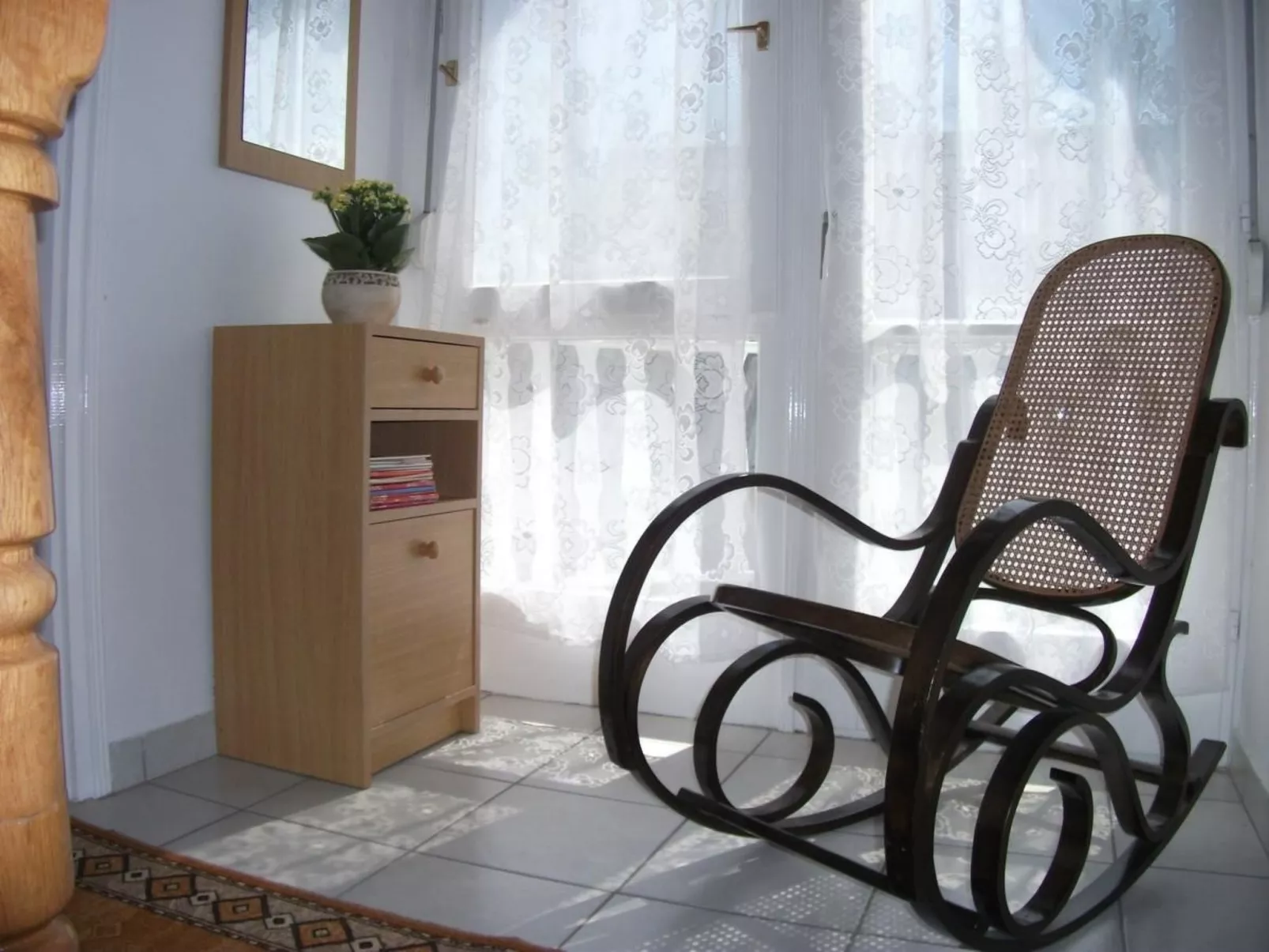 Mit Terrassen, Balkonen sowie Parkplatz-Binnen