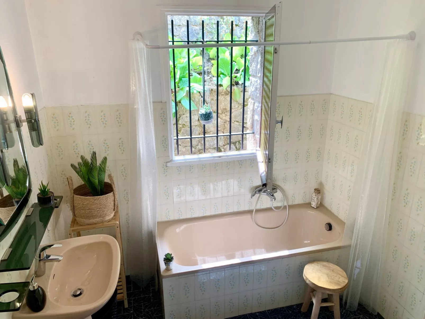 Steinhaus Garten und Blick auf die Berge-Binnen