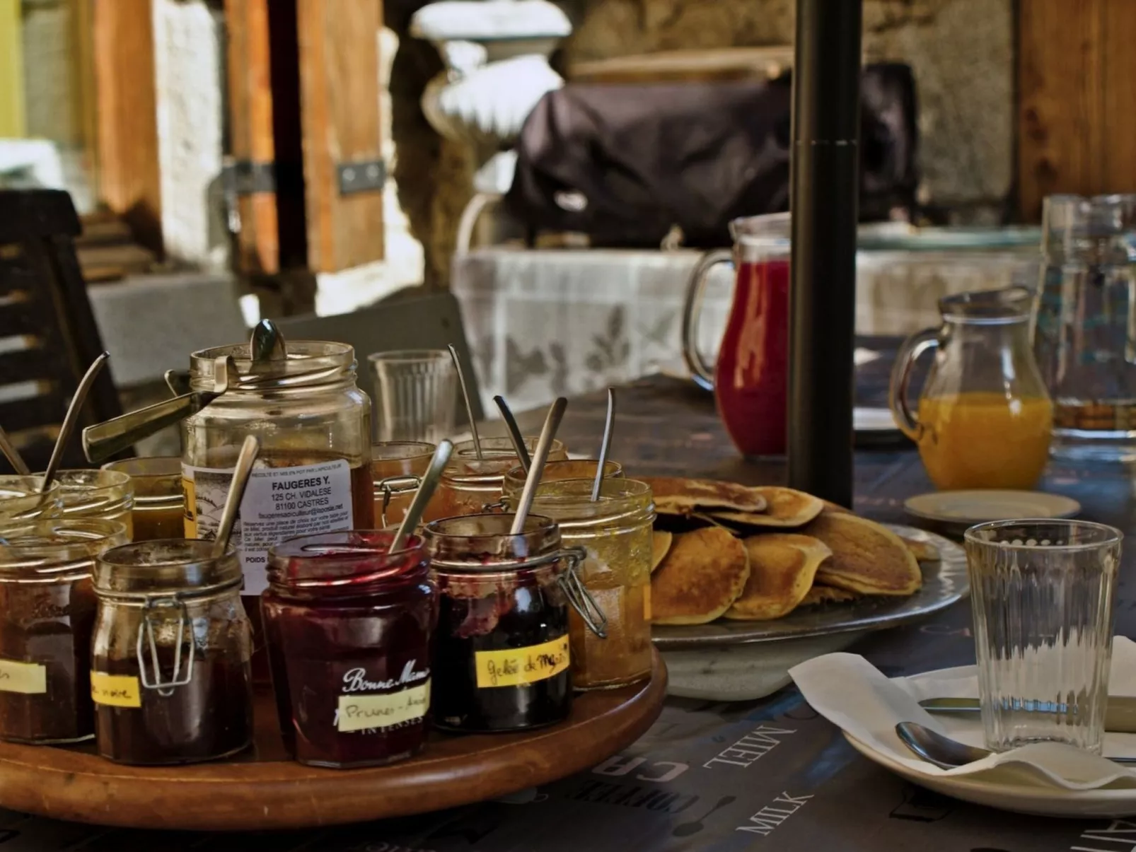 Wassermühle am Fluss-Buiten