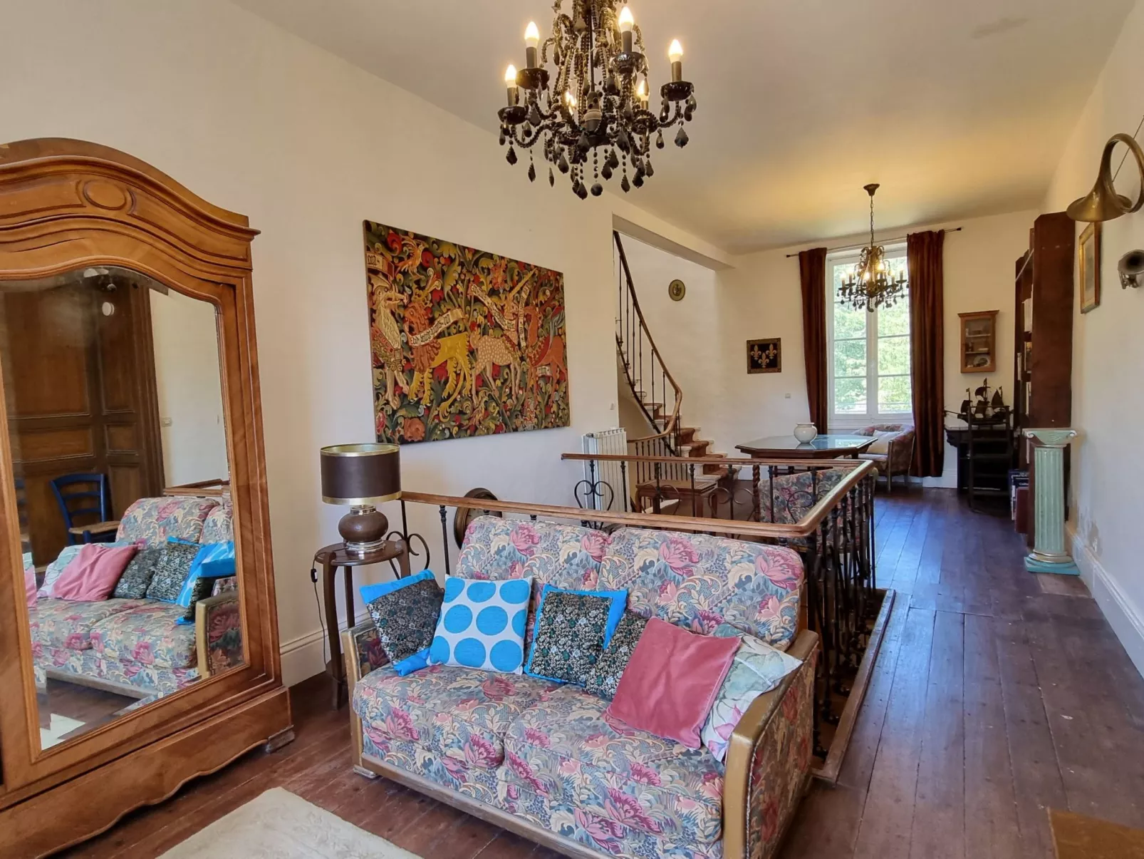 8-Zimmer-Schloss mit Pool und eigenem Park-Binnen