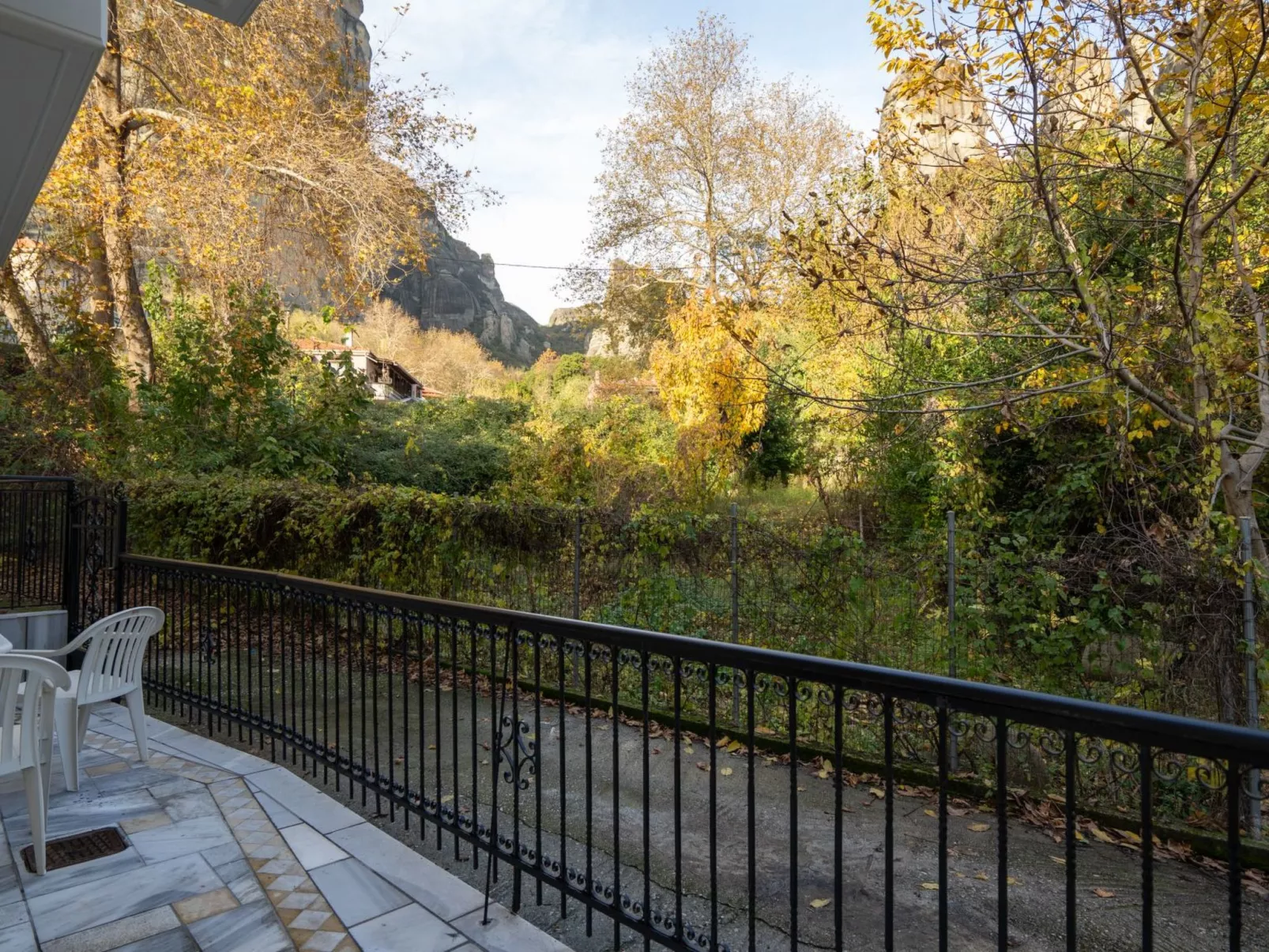 The Miller House under Meteora-Buiten