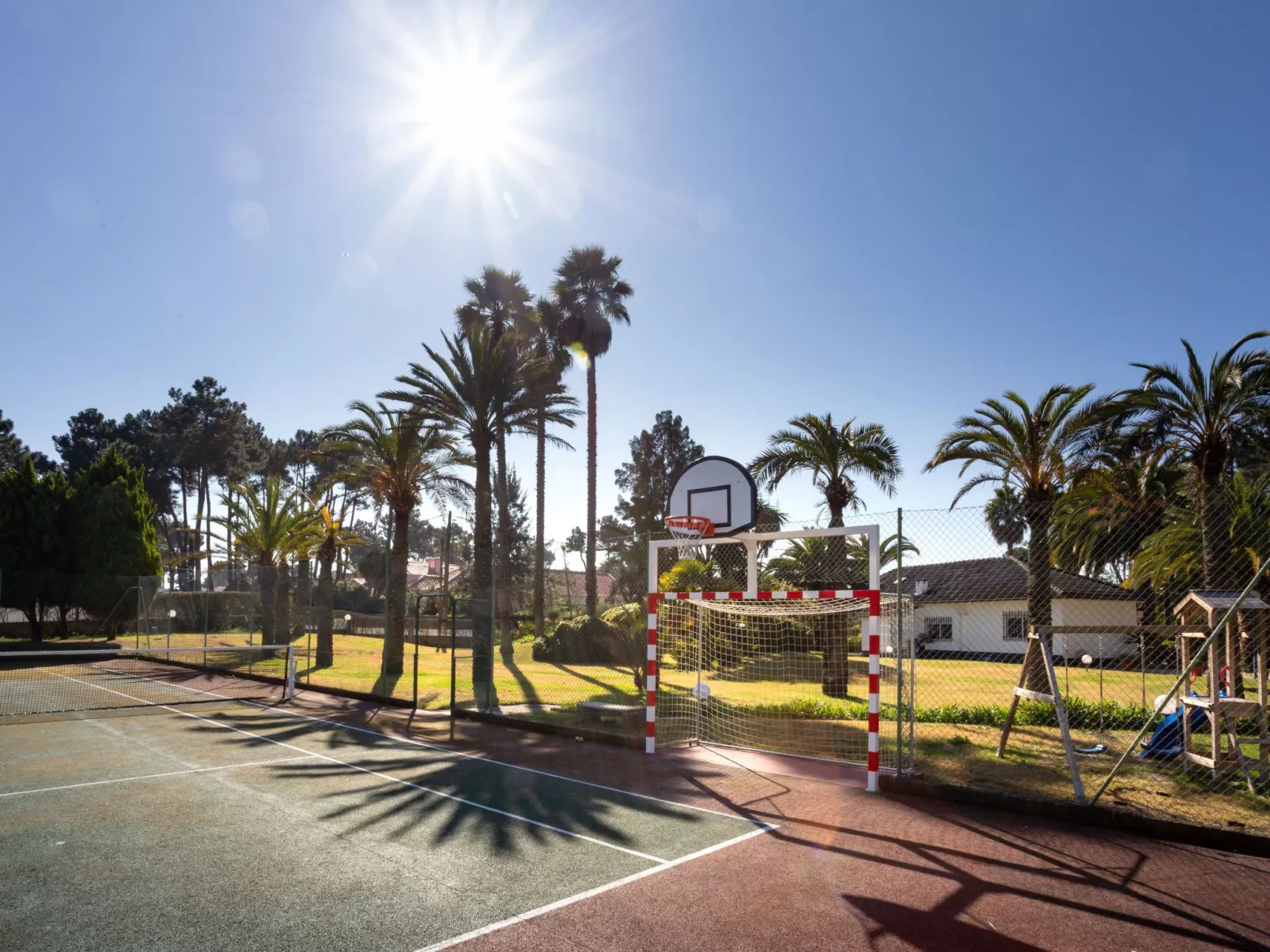 Villa das Palmeiras mit großem Schwimmbad-Buiten