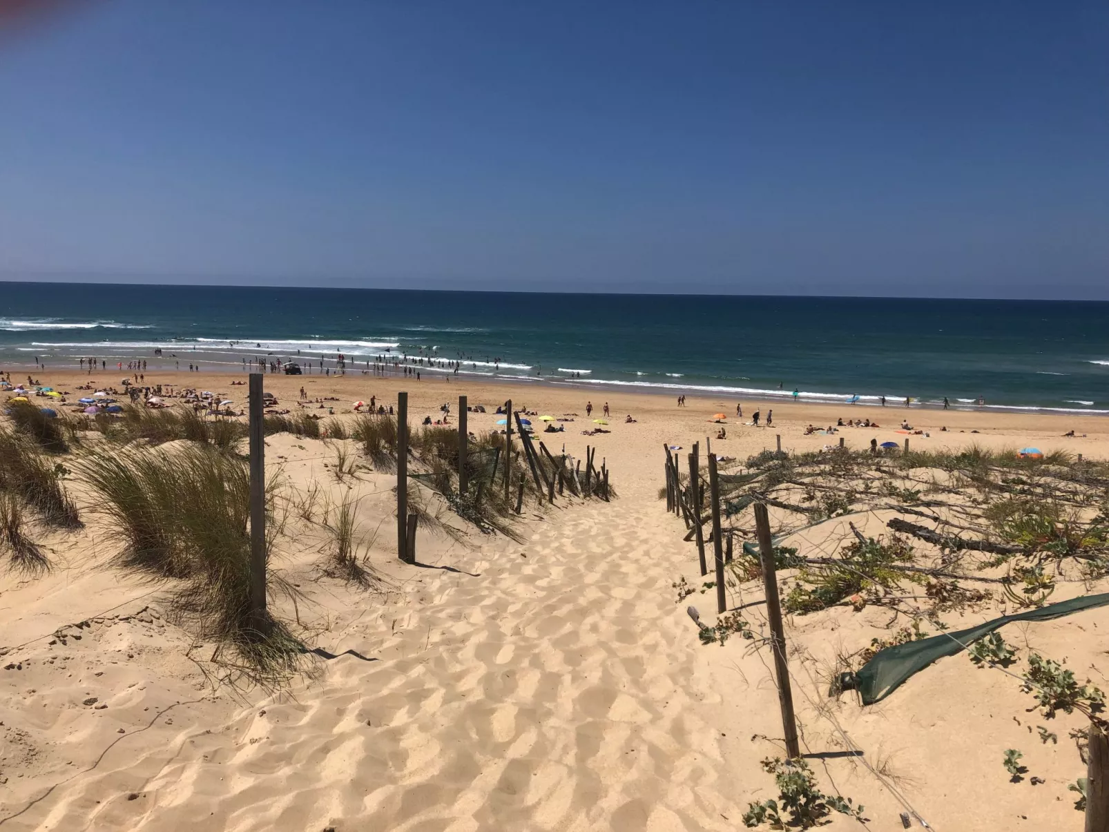 Hübsches kleines Haus in ruhiger Lage in einer baumbestandenen Residenz mit beh-Buiten