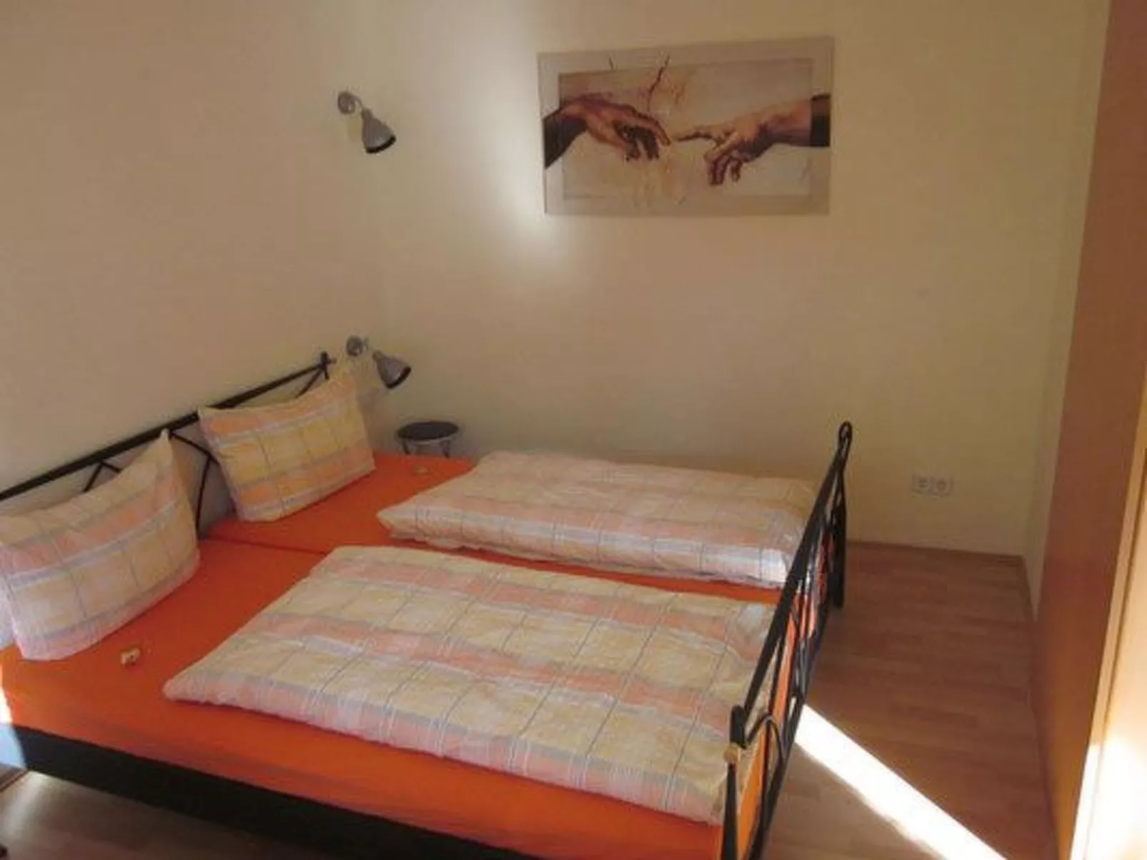 Moderne Erdgeschoss-Wohnung mit Terrasse-Binnen