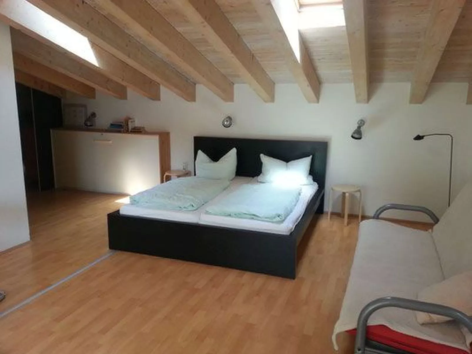 Moderne Studiowohnung im Obergeschoss mit Balkon-Binnen