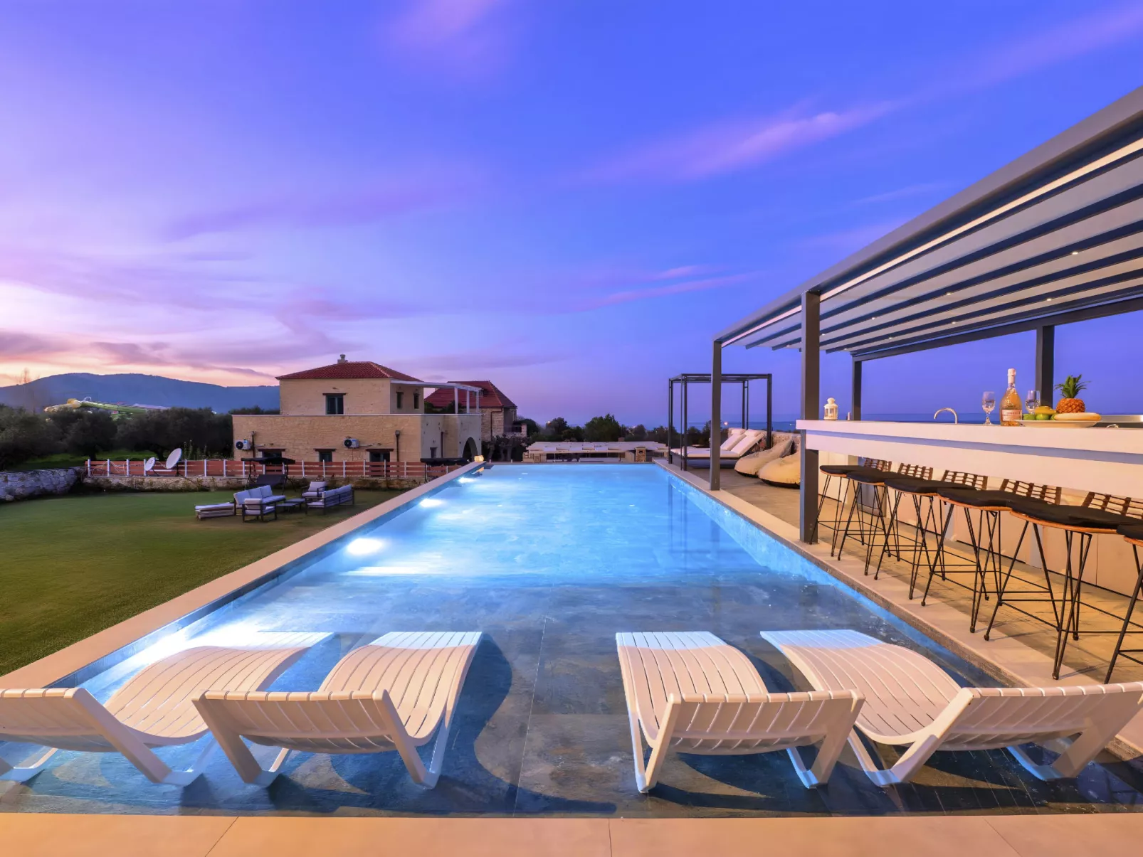 Grey Grand Villa Privater Pool-Binnen