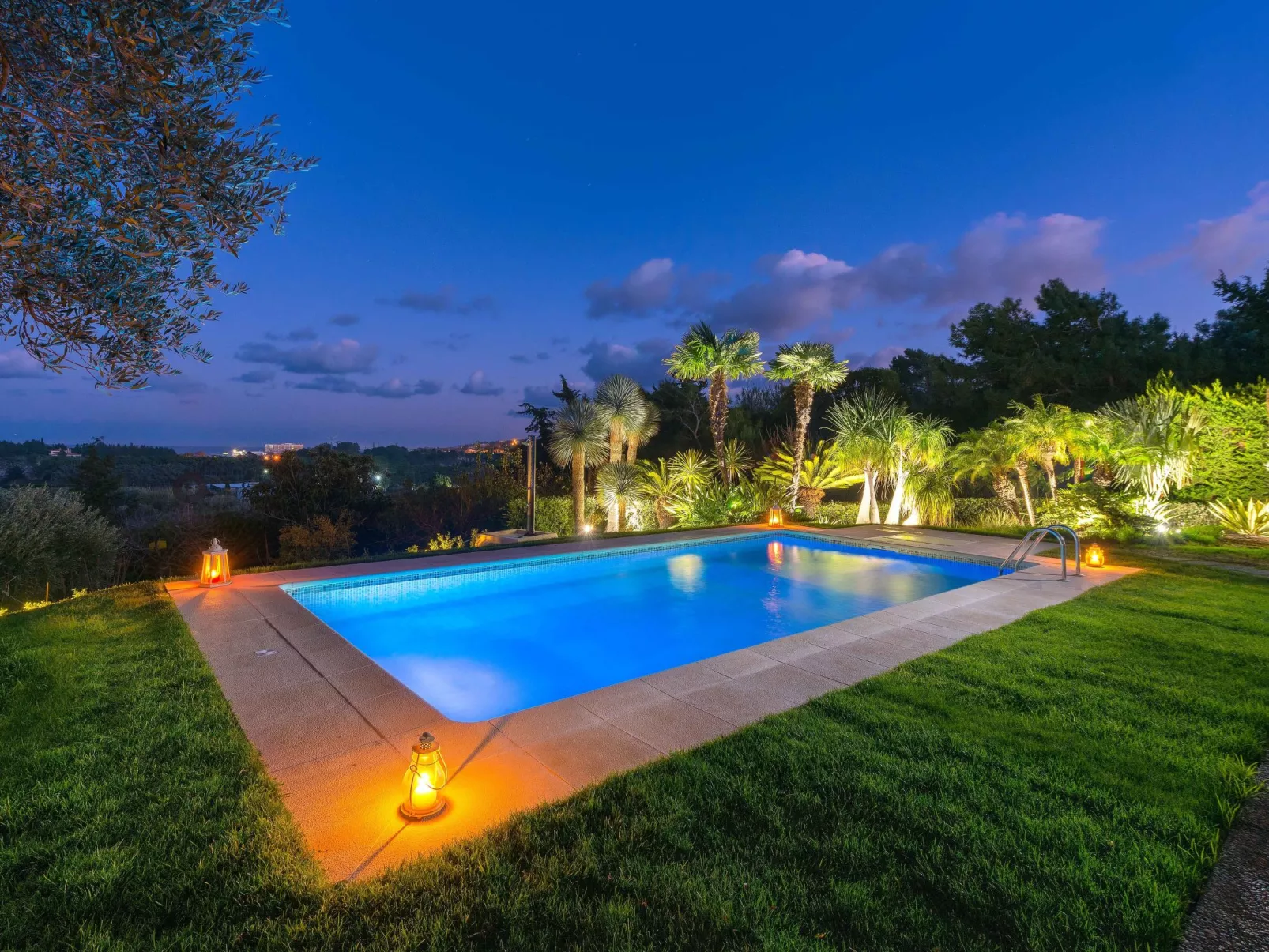 In Sgourou mit Parkplatz, Blick ins Grüne-Buiten