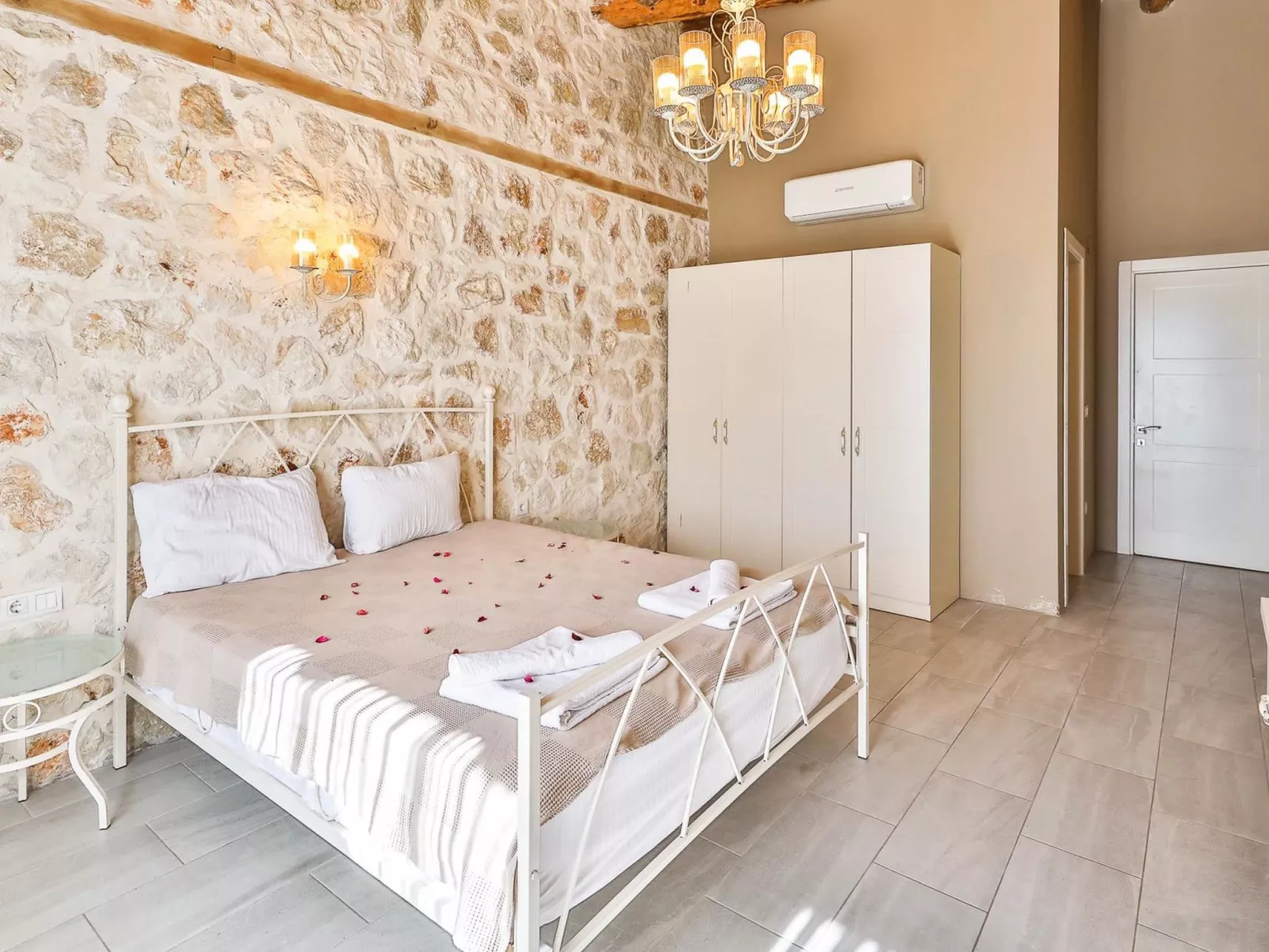 Traditionelles Natursteinhaus mit Sichtschutzpool-Binnen