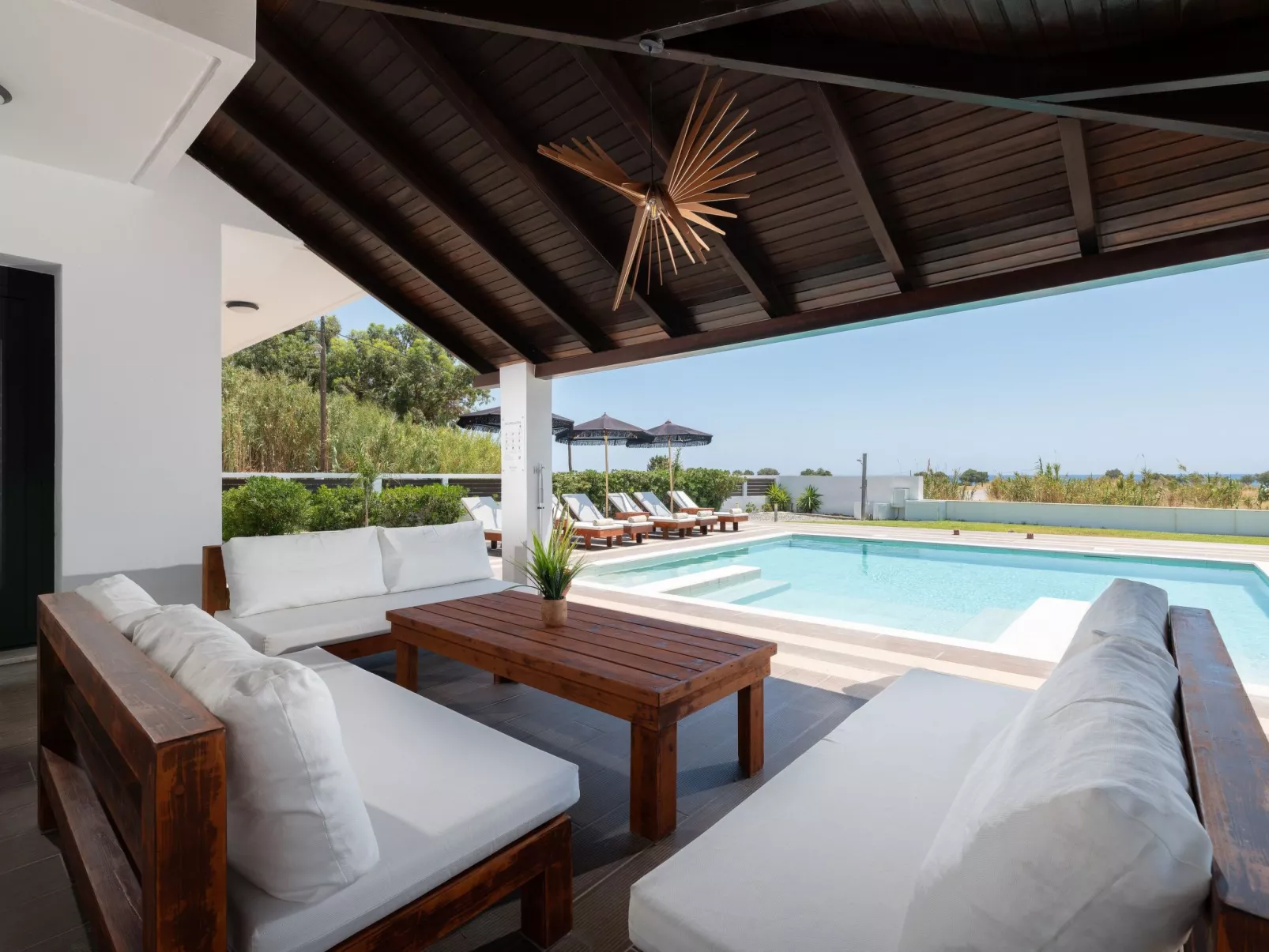 Elysianische Villa in der Nähe des Dorfes Afantou-Binnen