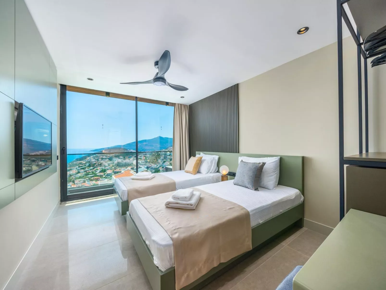 Designvilla mit Pool und spektakulärer Aussicht-Binnen