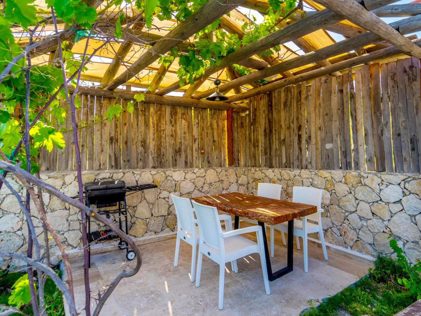 Rustikale Natursteinvilla mit Bergblick in Kalkan-Binnen