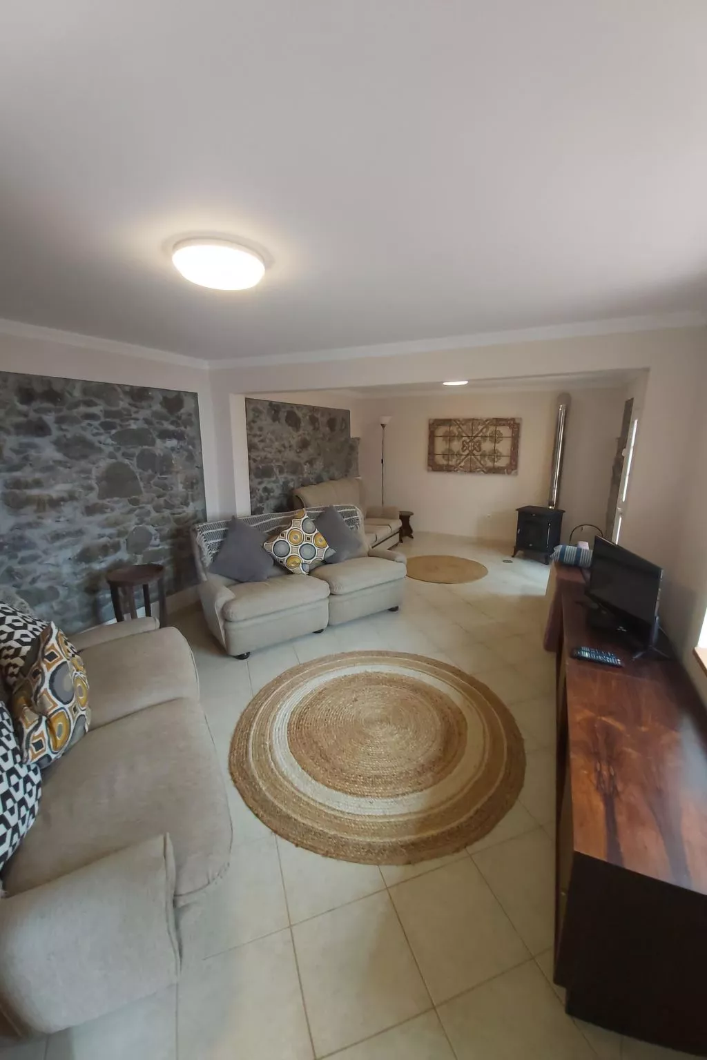 Cottage aus Stein mit Blick auf das Wasser-Image-tags.info