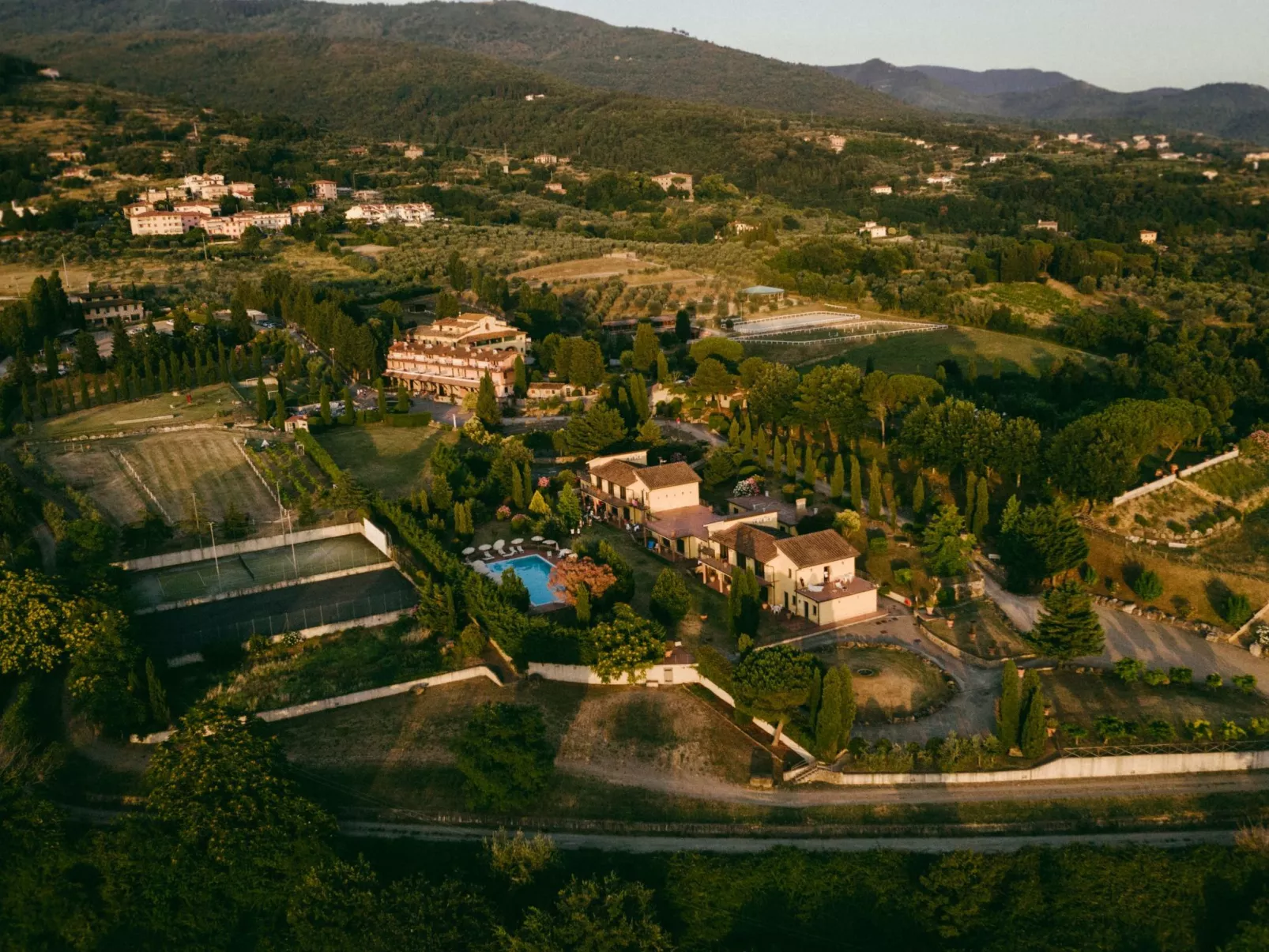 Unterkunft in einer Residenz mit Restaurant und Schwimmbad-Buiten