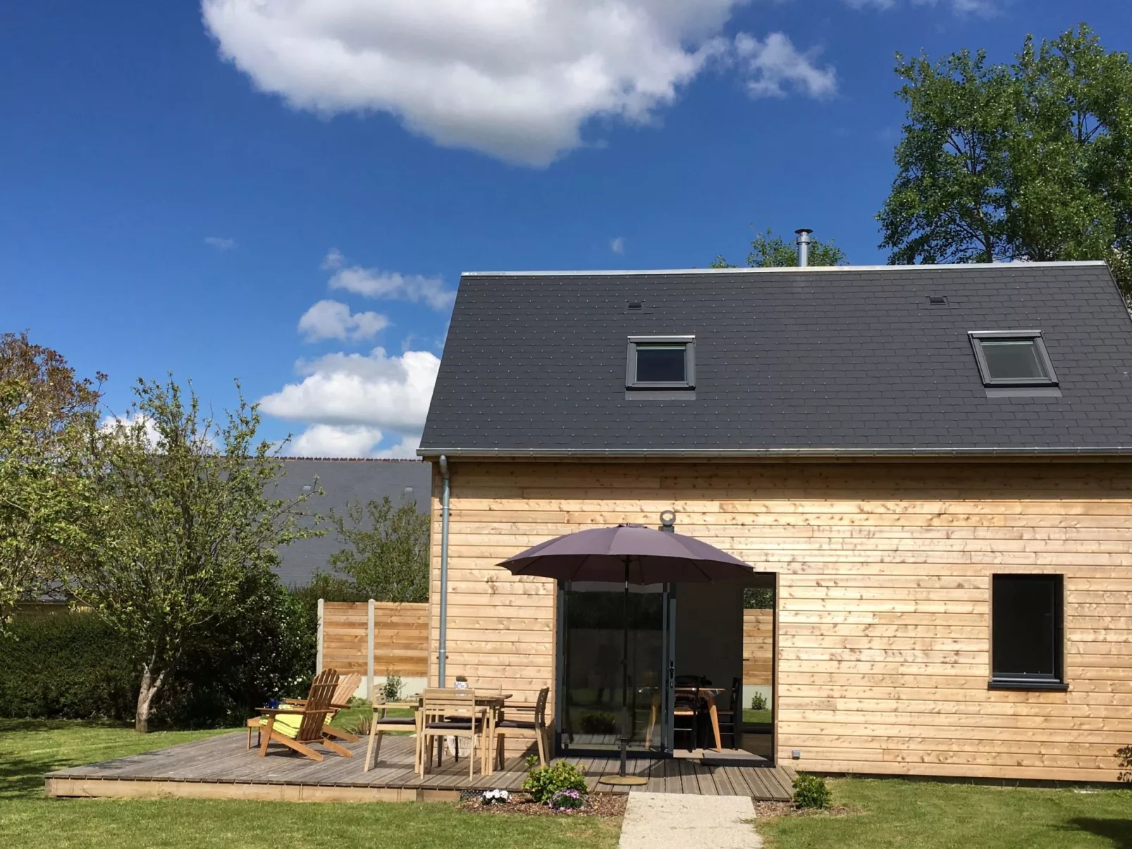 Charmantes Holzhaus in einer grünen Umgebung-Binnen