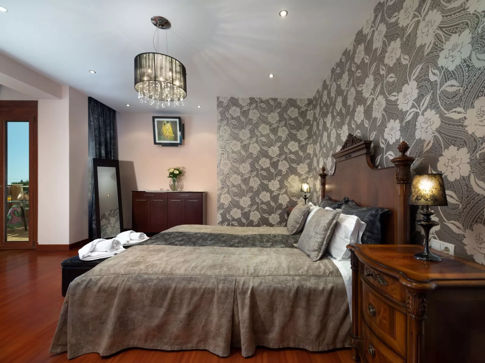 Familienvilla mit privatem Pool, Tischtennisplatte und Fußballtisch-Image-tags.info