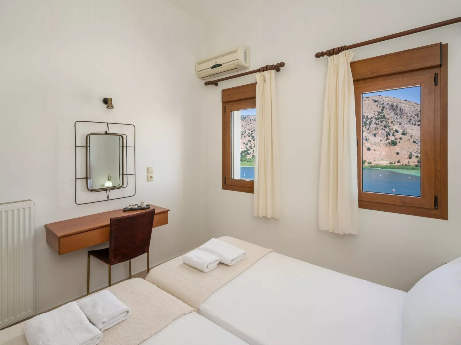 Villa mit Seeblick und Pool in der Nähe von Restaurants-Image-tags.info