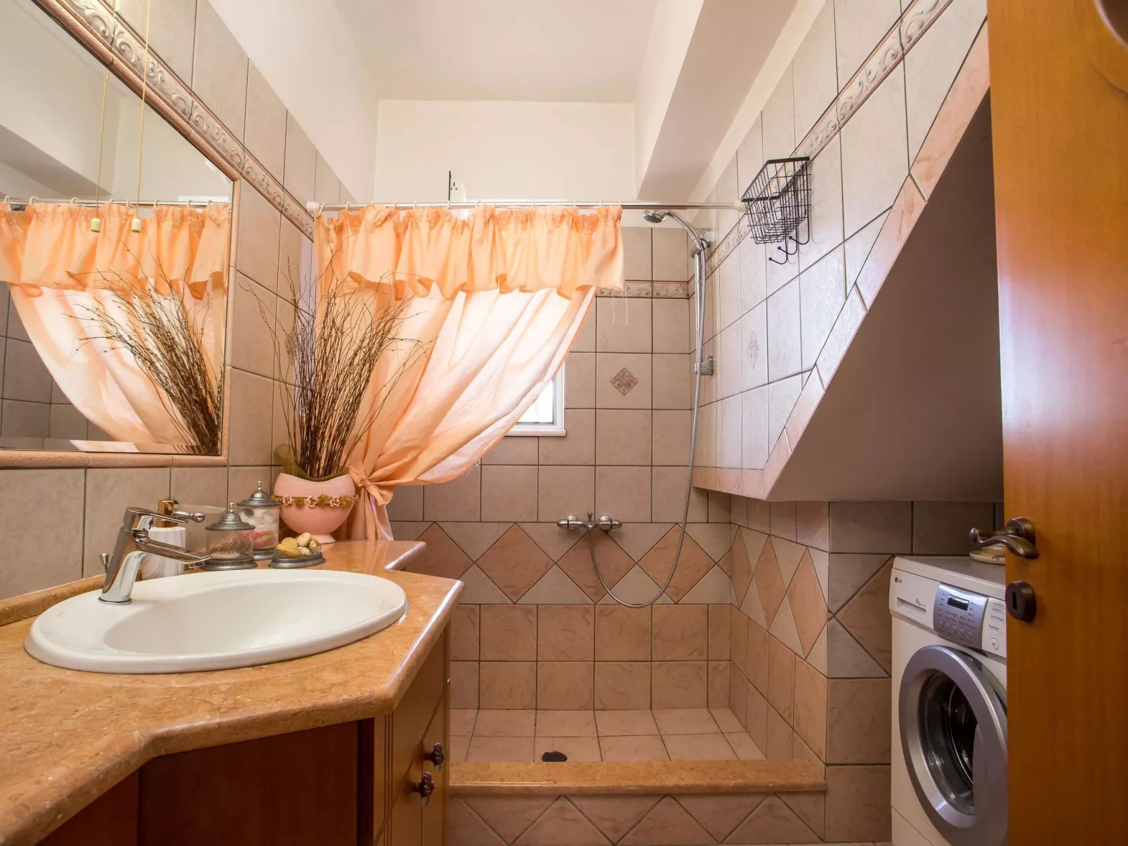 Villa "Laylande House" mit Bergblick-Image-tags.info