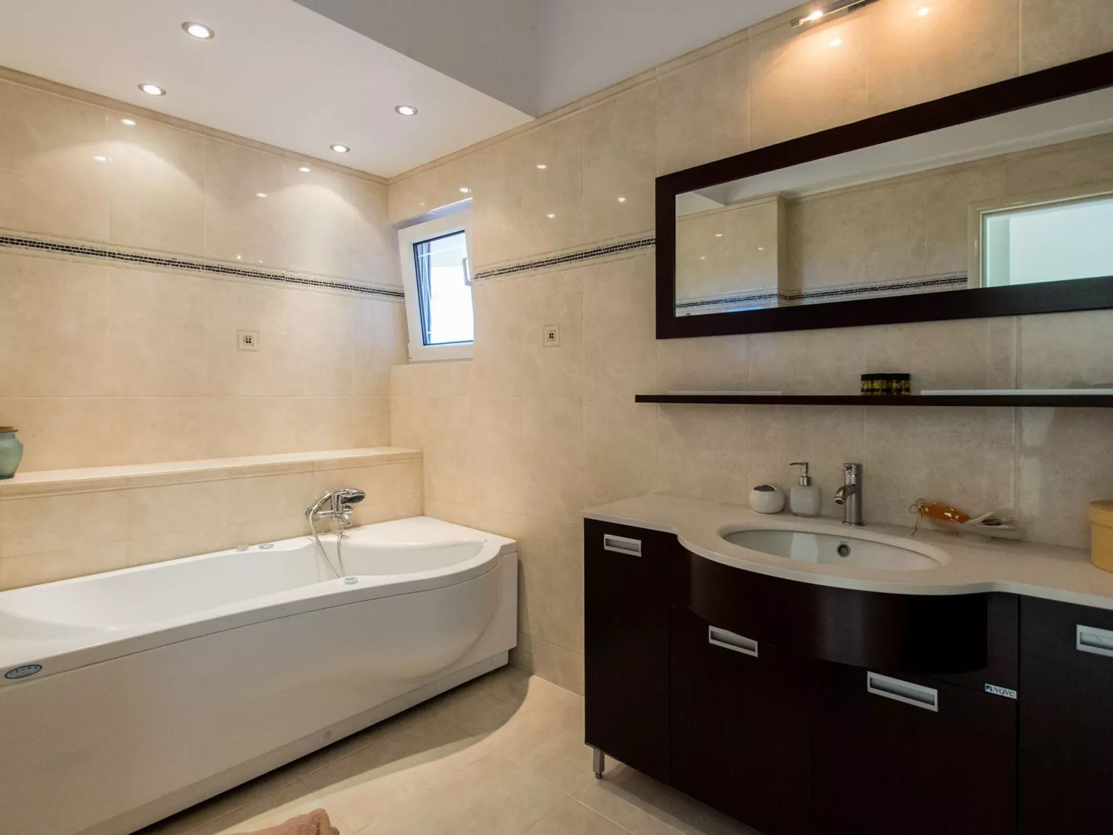 Villa mit Infinity-Pool und BBQ, Nähe zum Strand-Image-tags.info