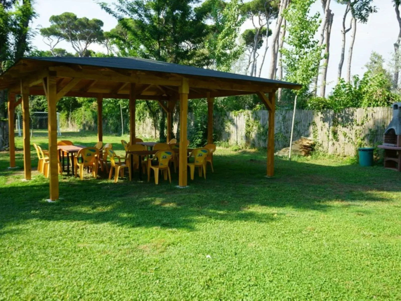 Bungalow aus Holz mit Veranda und nah am Strand.-Buiten