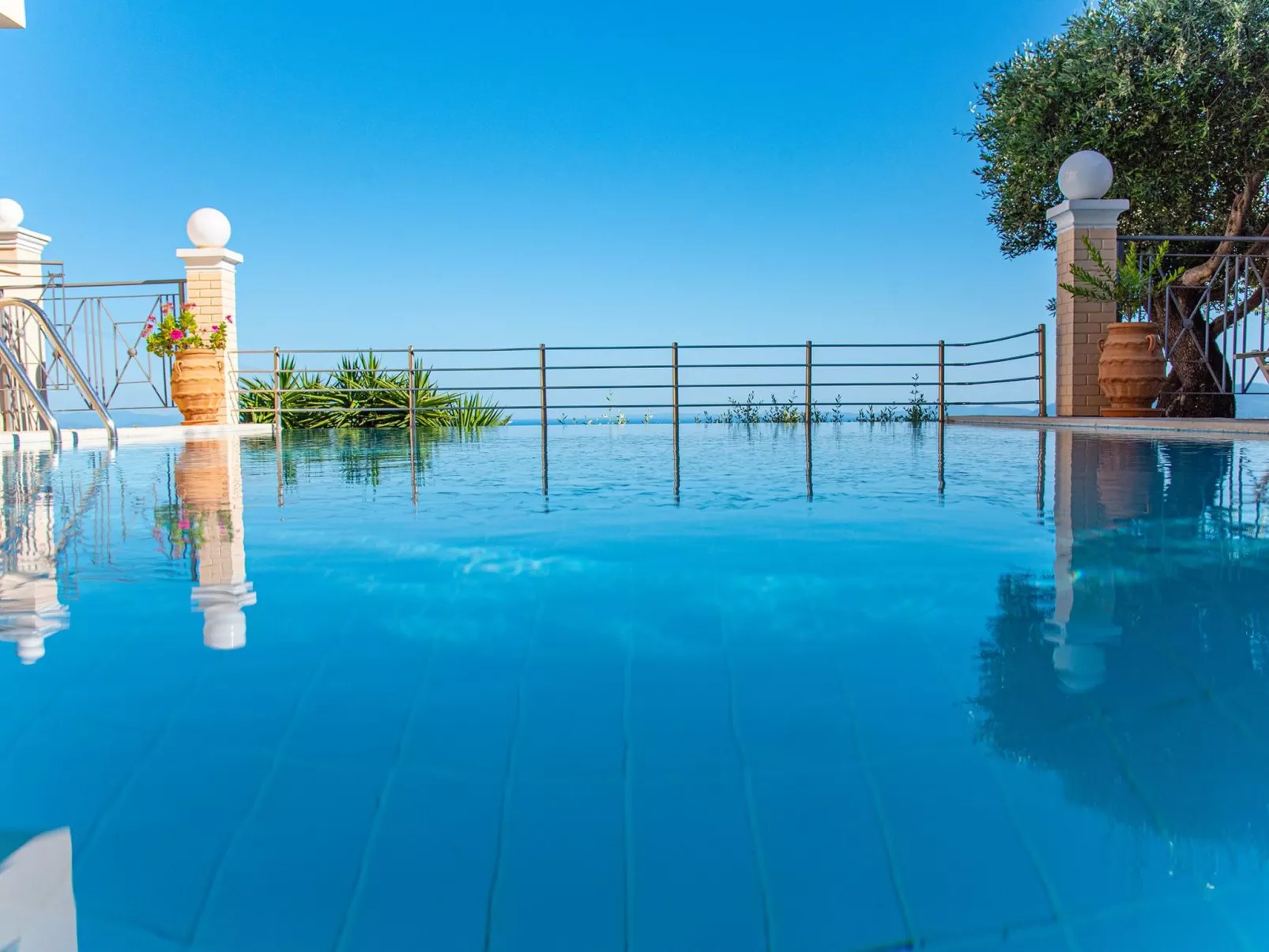 Villa Sotiris mit Pool und herrlichem Meerblick-Binnen