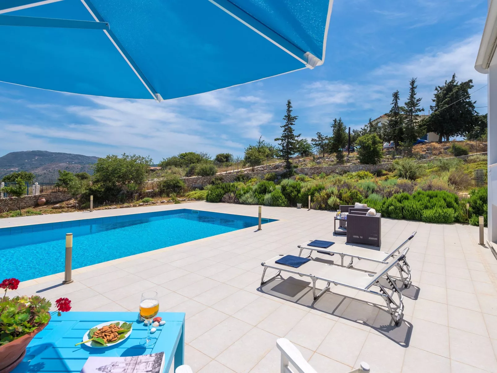 Villa mit Pool für bis zu 8 Personen. Meerblick.-Binnen