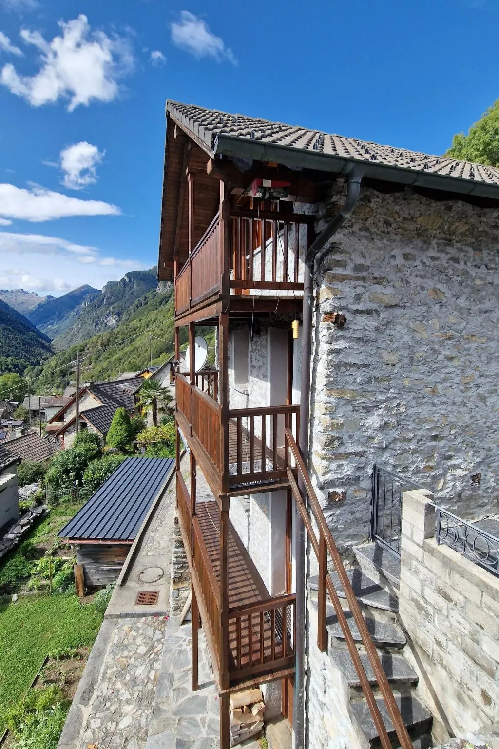 Chalet in den sonnigen Schweizer Südalpen-Binnen