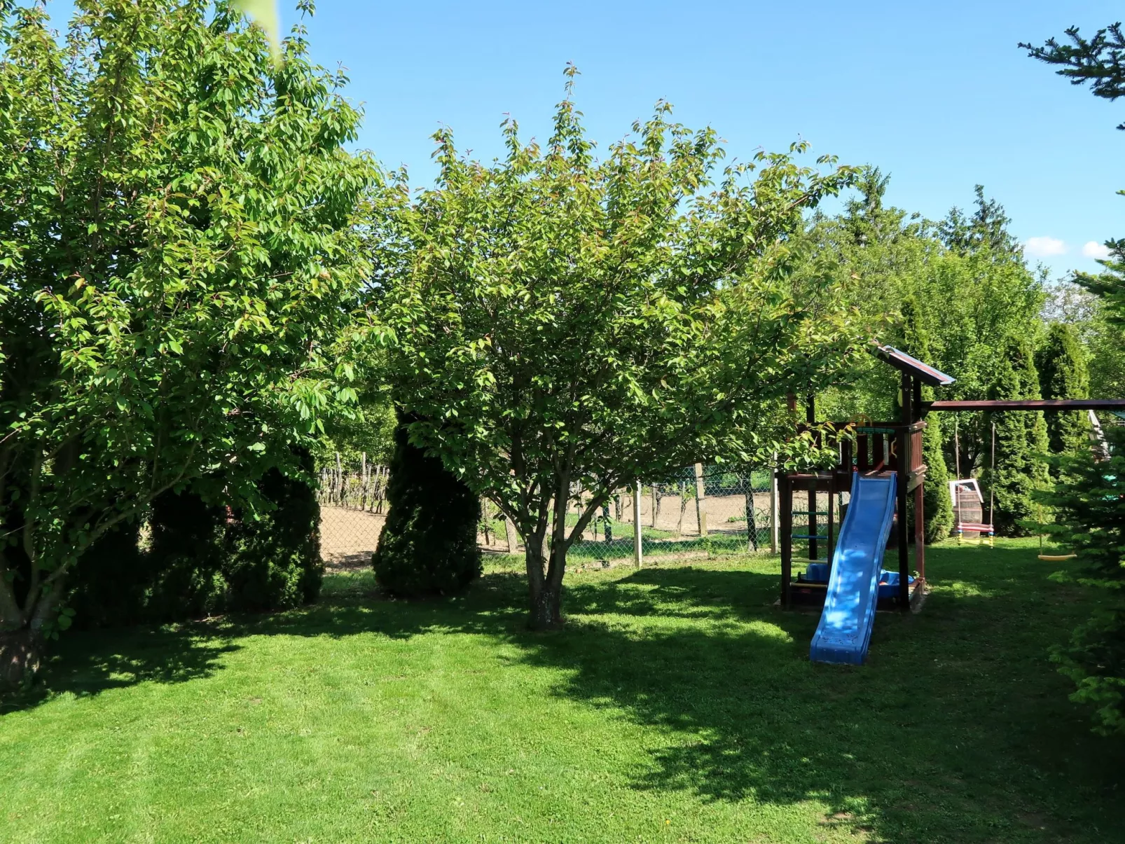 Stimmungsvolle Ferienwohnung mit großem Garten-Buiten