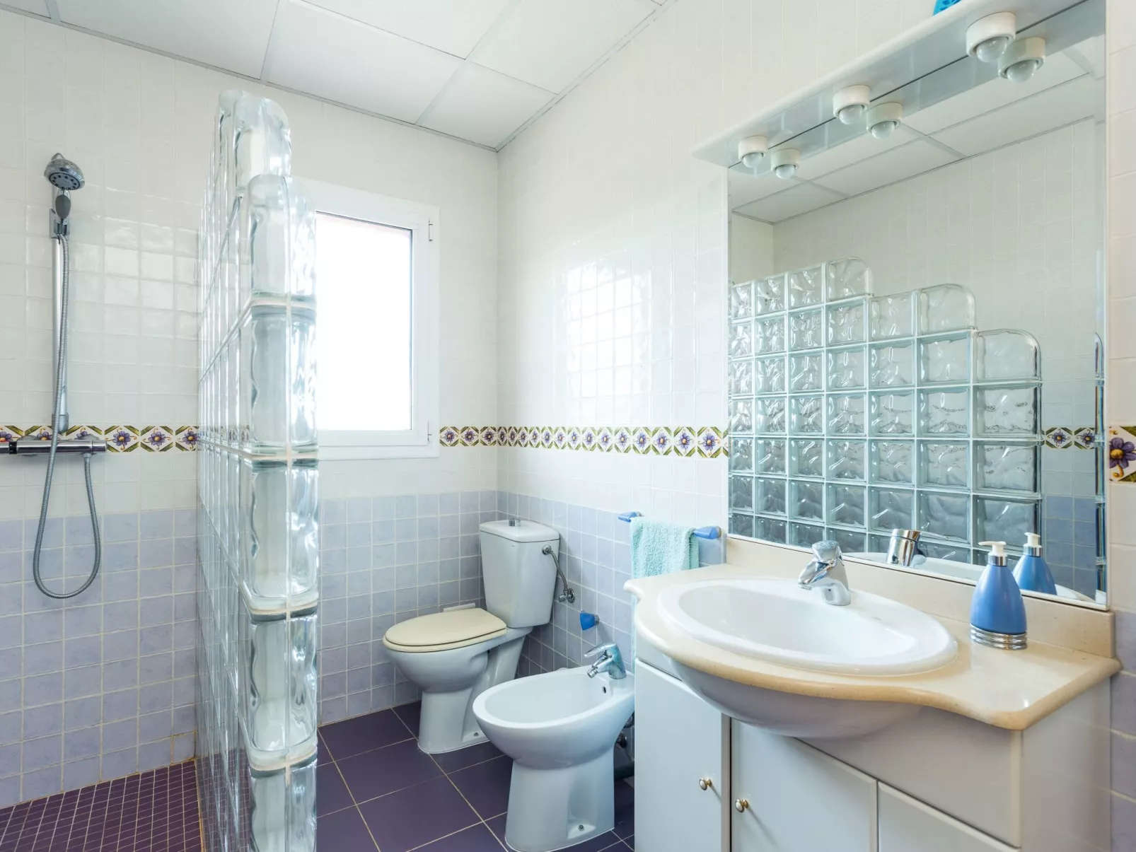 Großes Haus mit Schwimmbad und Barbecue-Binnen