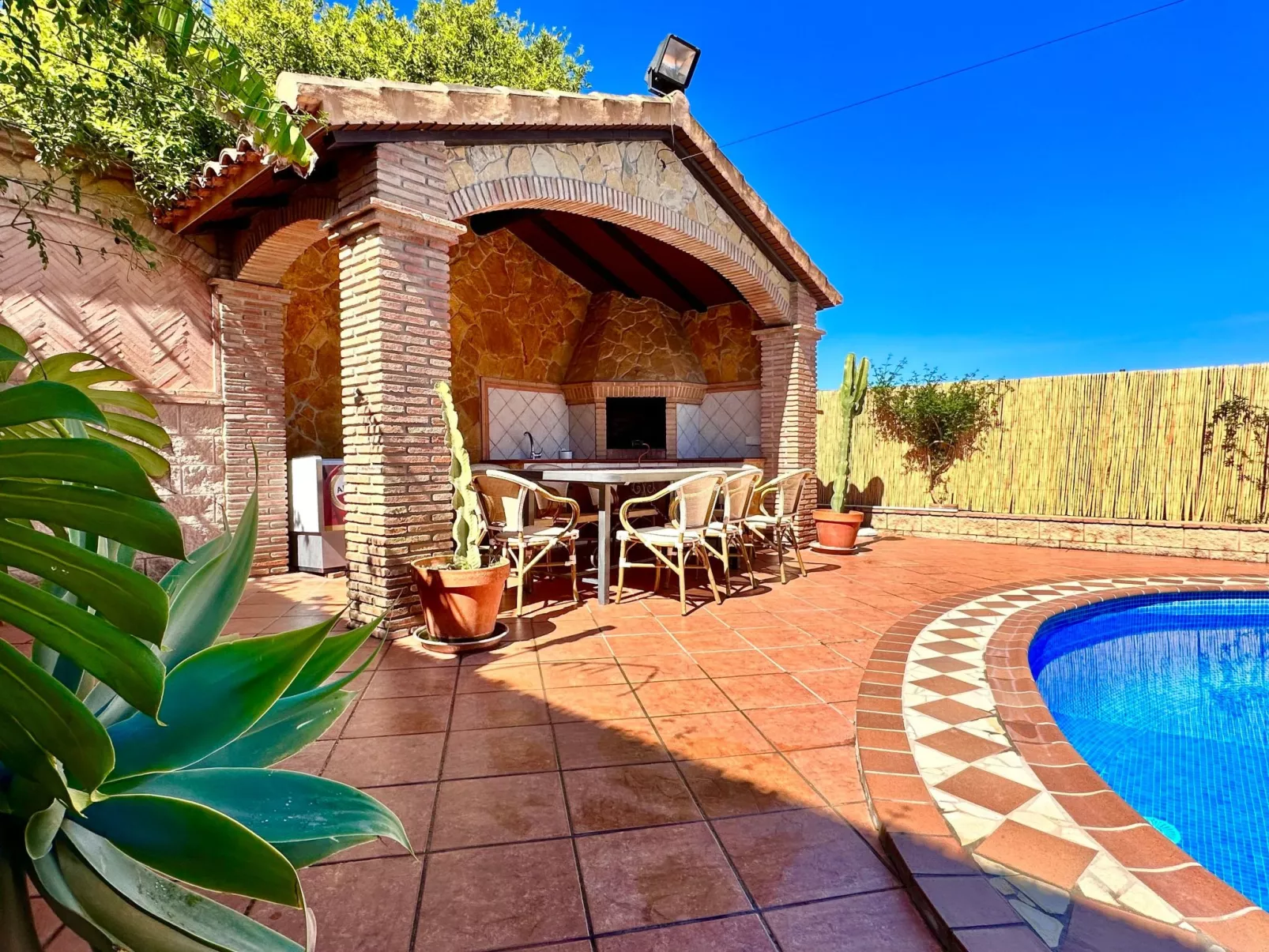 Charmantes Ferienhaus mit Grill und Schwimmingpool-Binnen