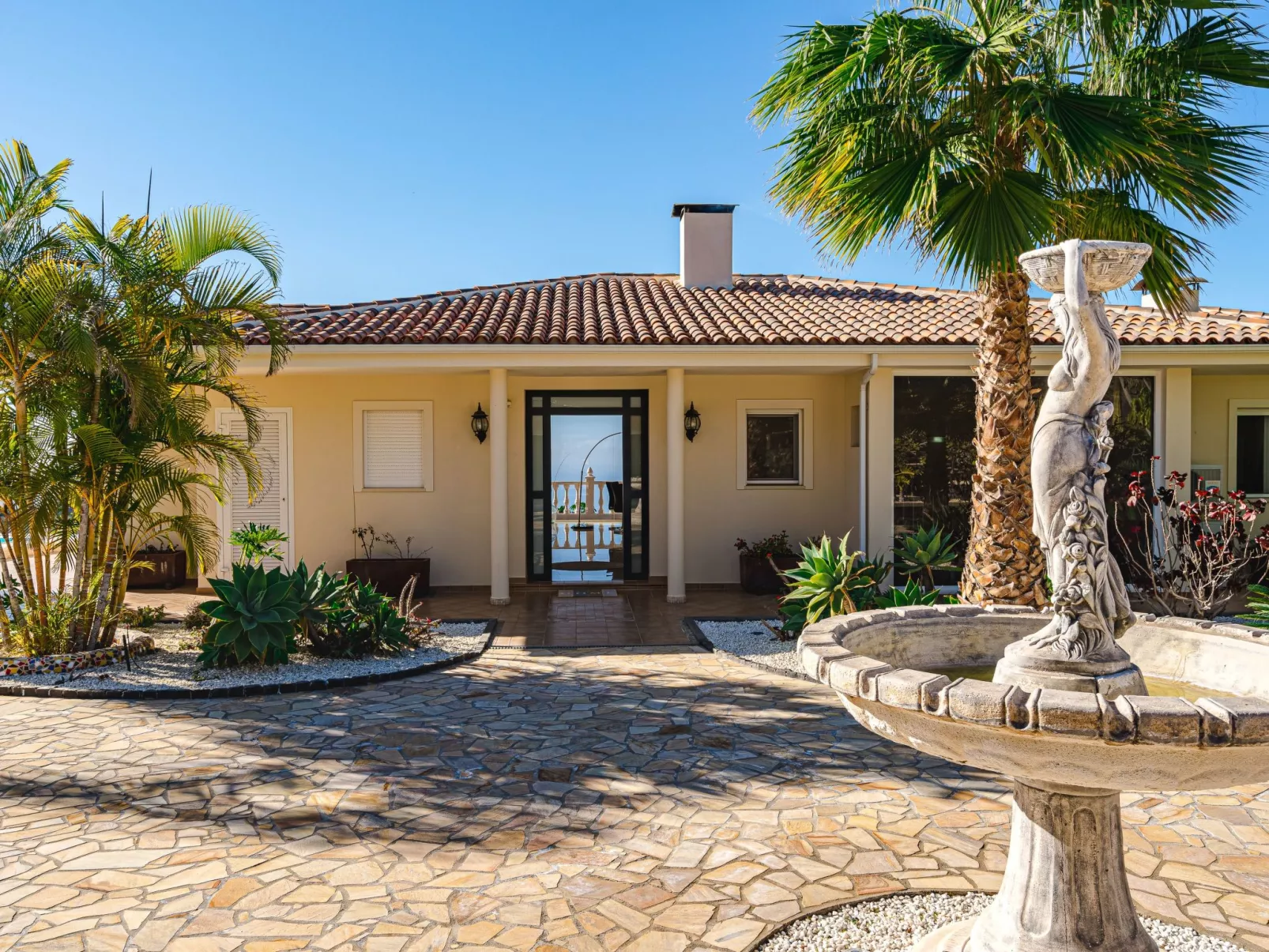 Luxusvilla mit fantastischem Meerblick-Binnen