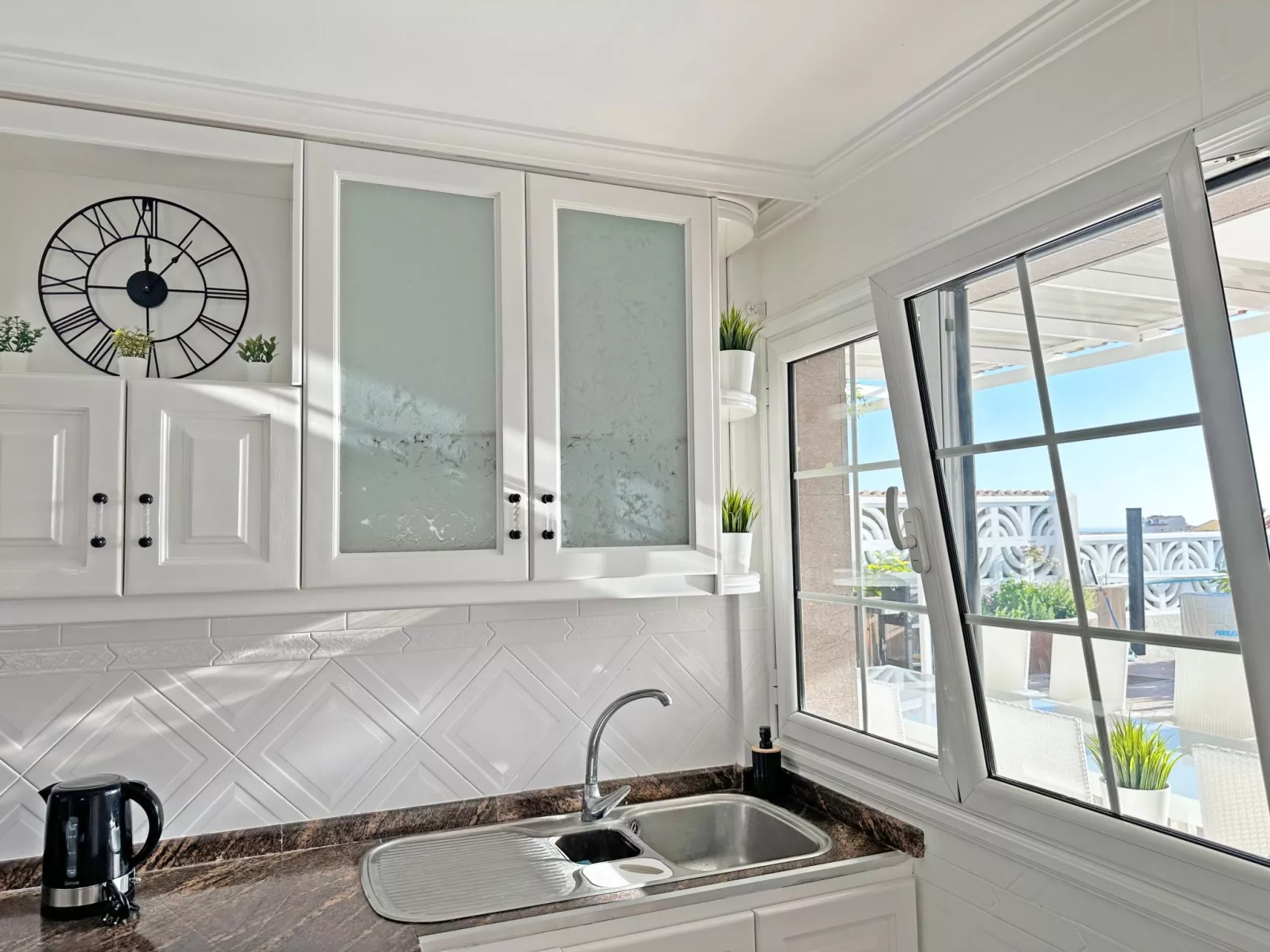 Villa "Esmeralda" mit Garten, Grill und Terrasse-Buiten