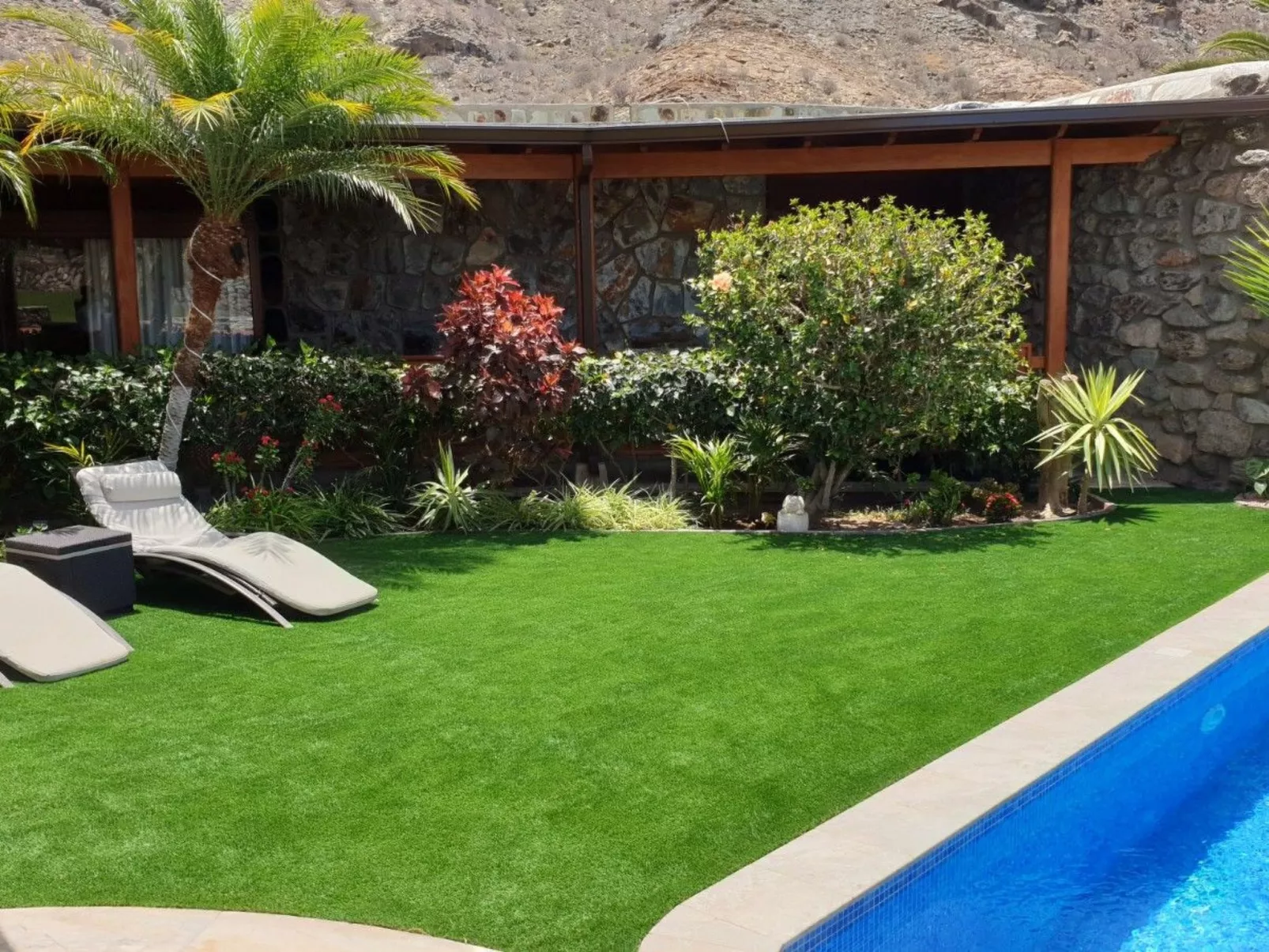 Villa mit Garten, Pool , Grill und Terrasse-Binnen