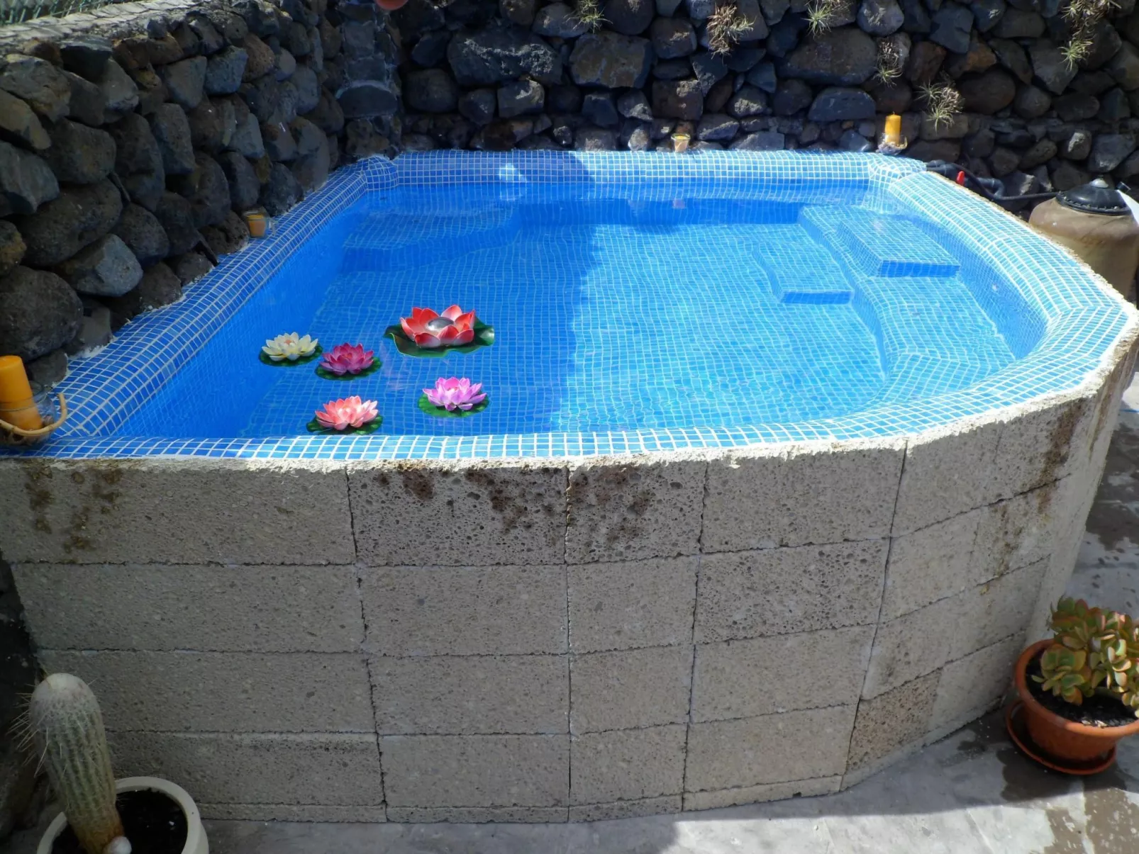 Haus mit Schwimmbad-Whirlpool in ruhiger Umgebung.-Buiten