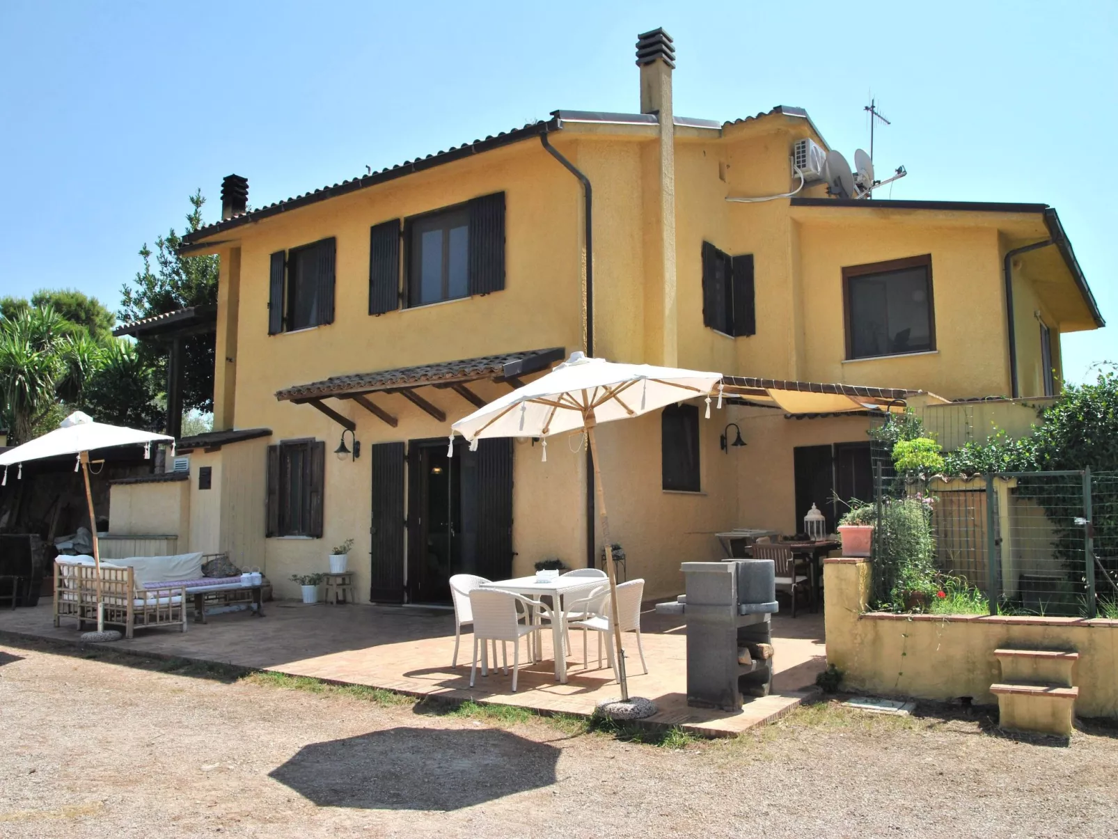 Angenehmes Haus in Itri mit überdachtem Innenhof-Buiten